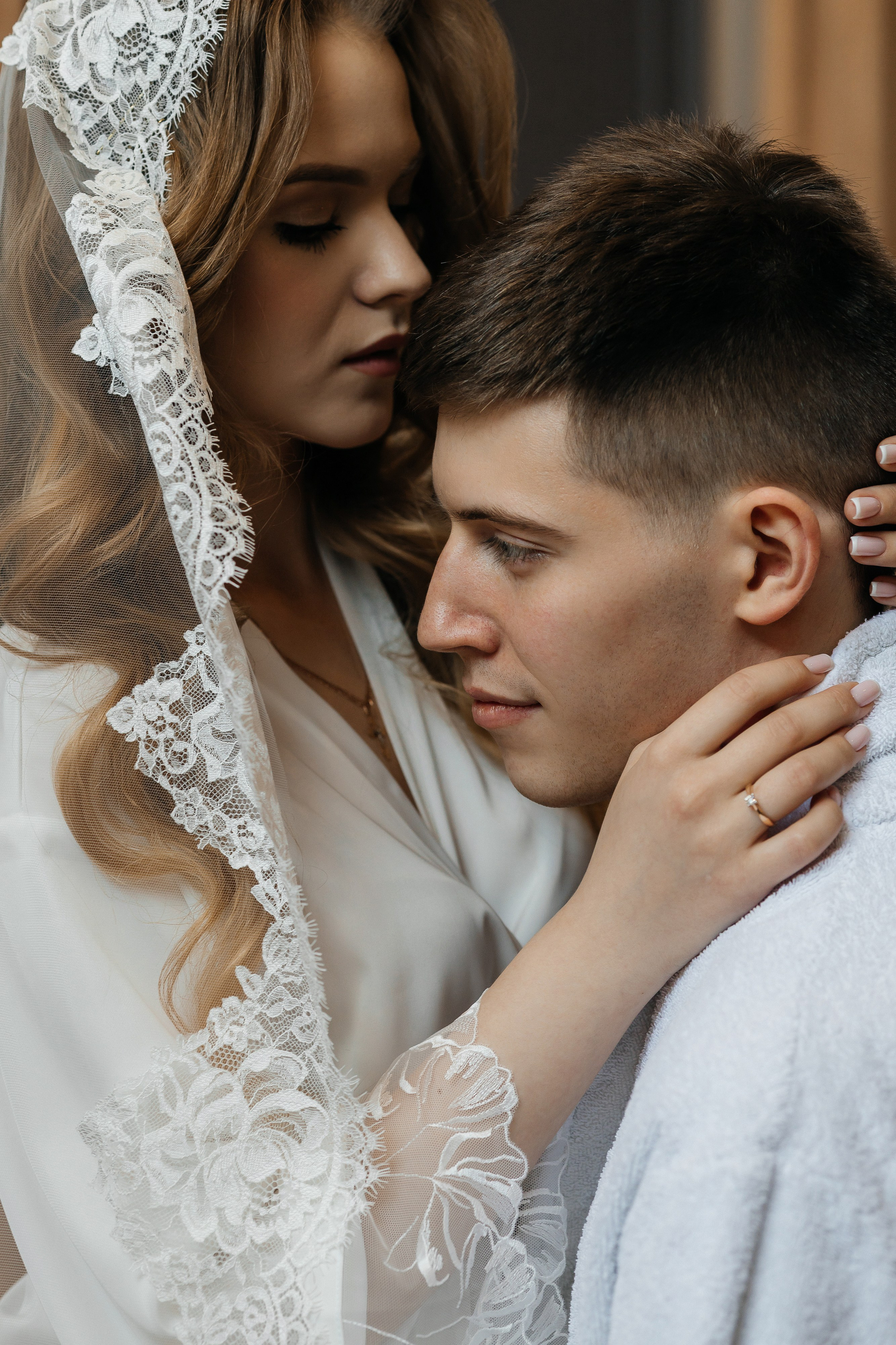 Роскошное утро пары в номере отеля. Олег Сверчков | Свадебный фотограф Вологда