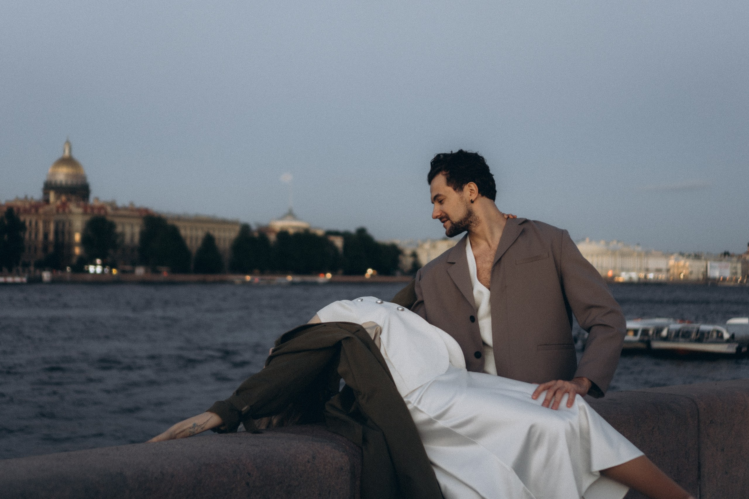 СВАДЕБНАЯ СЬЕМКА ПАРЫ НА РАССВЕТЕ В БЕЛЫЕ НОЧИ И ПРОГУЛКА С РАЗВОДНЫМИ МОСТАМИ И ПИКНИК ВОЗЛЕ ИСАКИЕВСКОГО СОБОРА. Профессиональный фотограф, Санкт-Петербург — Виктория Богомолова