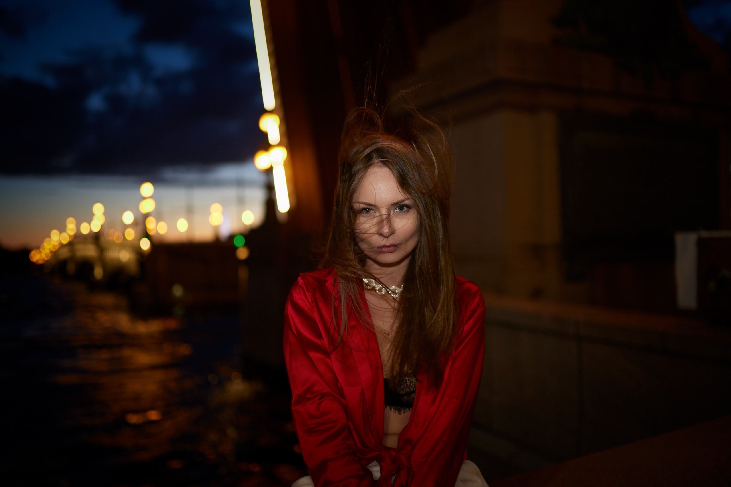 Девушка в ночном городе. Портретный фотограф в Санкт-Петербурге | Пётр Дёмушкин