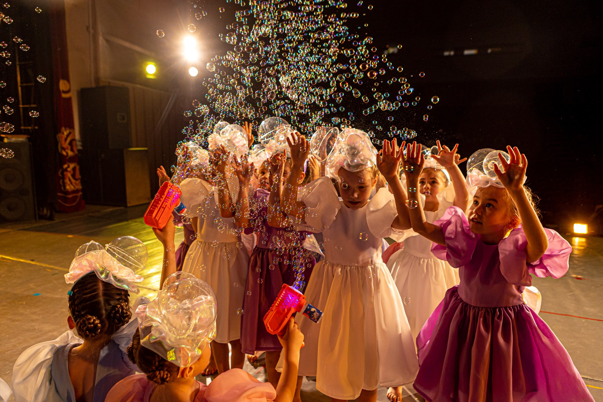 Отчетный концерт Заслуженного коллектива РФ «Жемчужинка» в Оренбурге, ДК «Россия», 2025 г. Фотограф в Оренбурге. Профессиональный фотограф