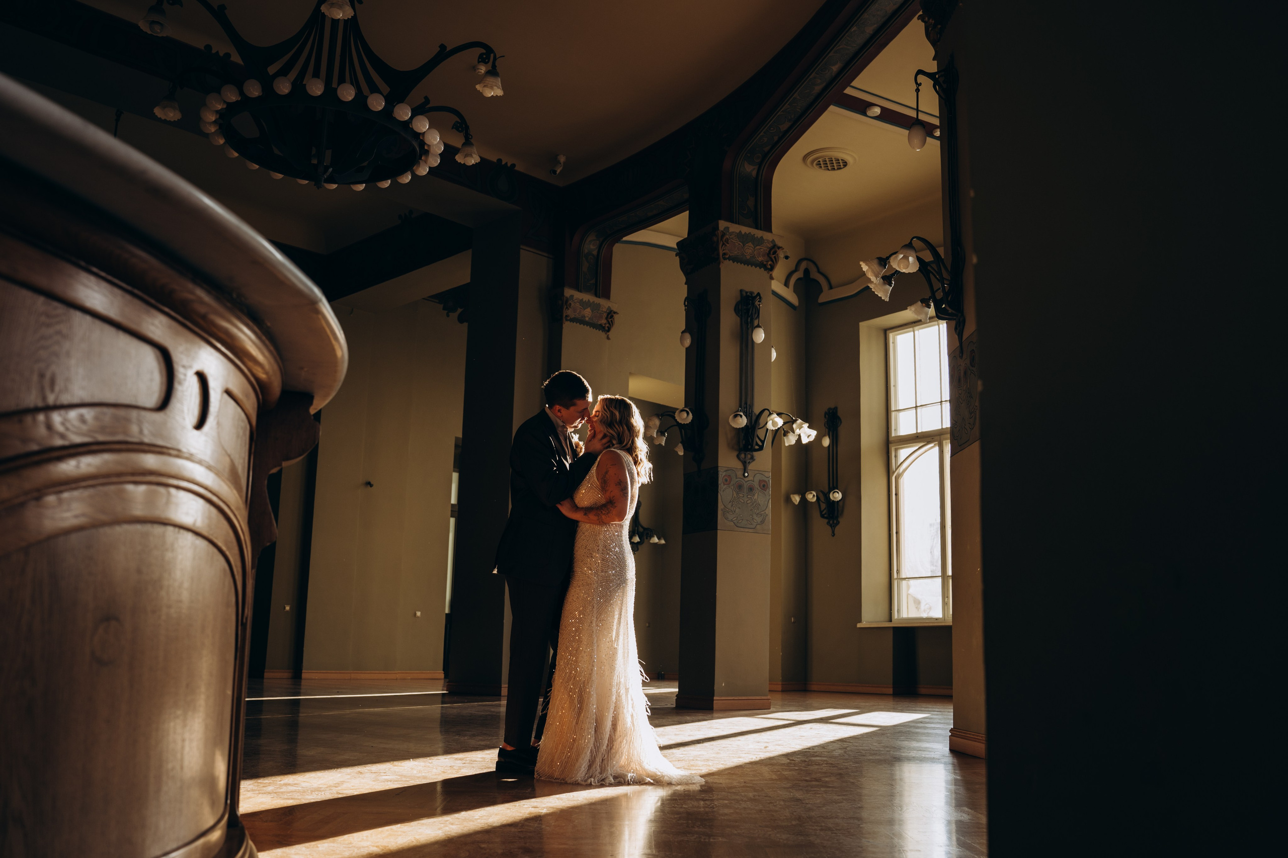 Качественная свадебная съемка в Москве — романтичные и динамичные фотографии с профессиональной обработкой.