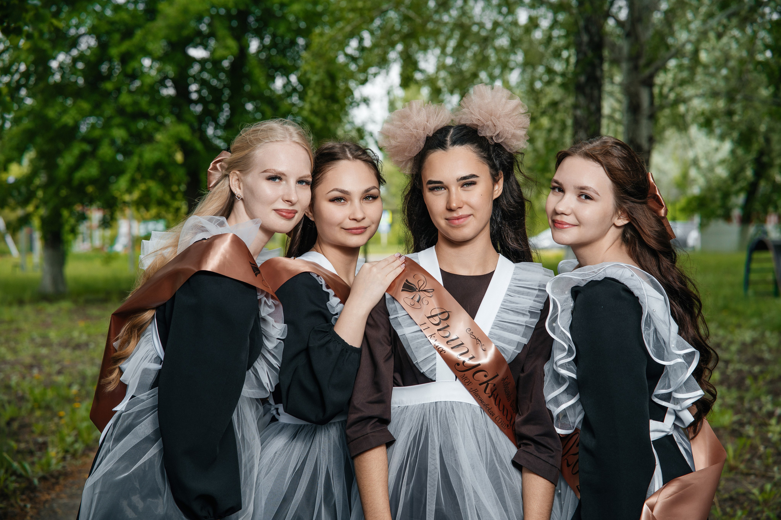 Сочная классика. Школьный фотограф в Валуйках. Фотосессии для выпускников и изготовление выпускных альбомов в городе Валуйки и в Белгородской области