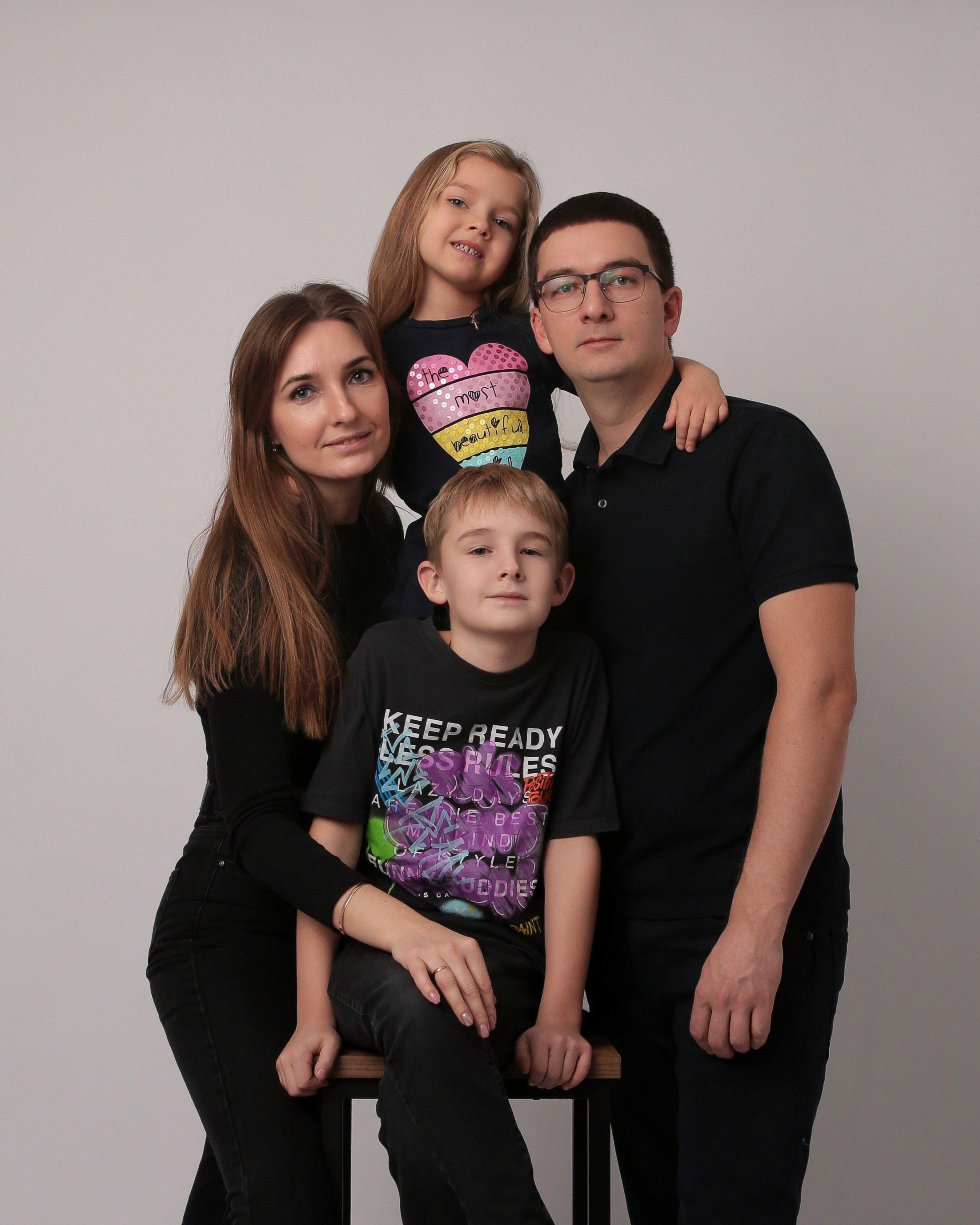 Самарская семейная фотосессия, родители и дети в черном