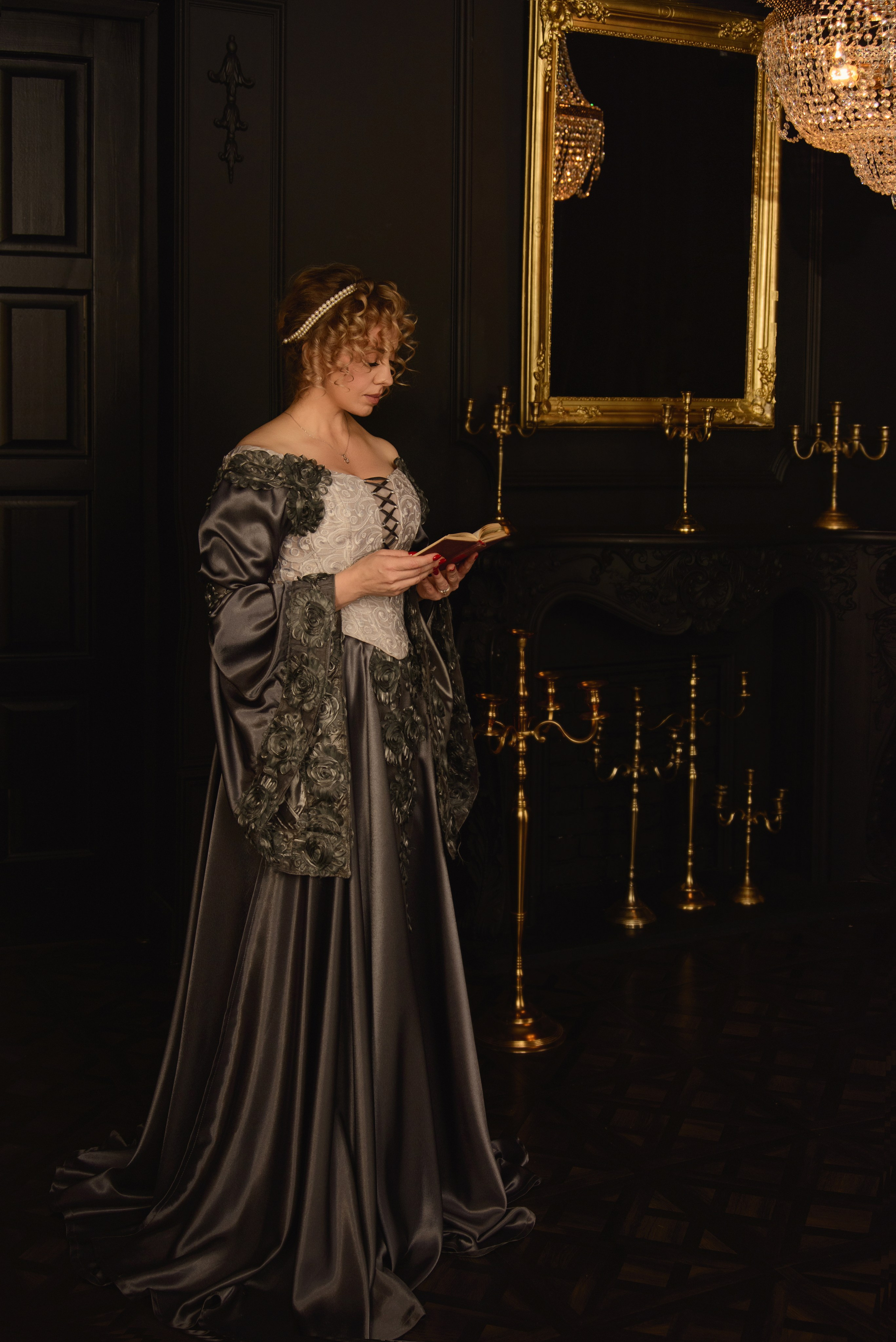 Историческая фотосессия девушки в костюме XVII века