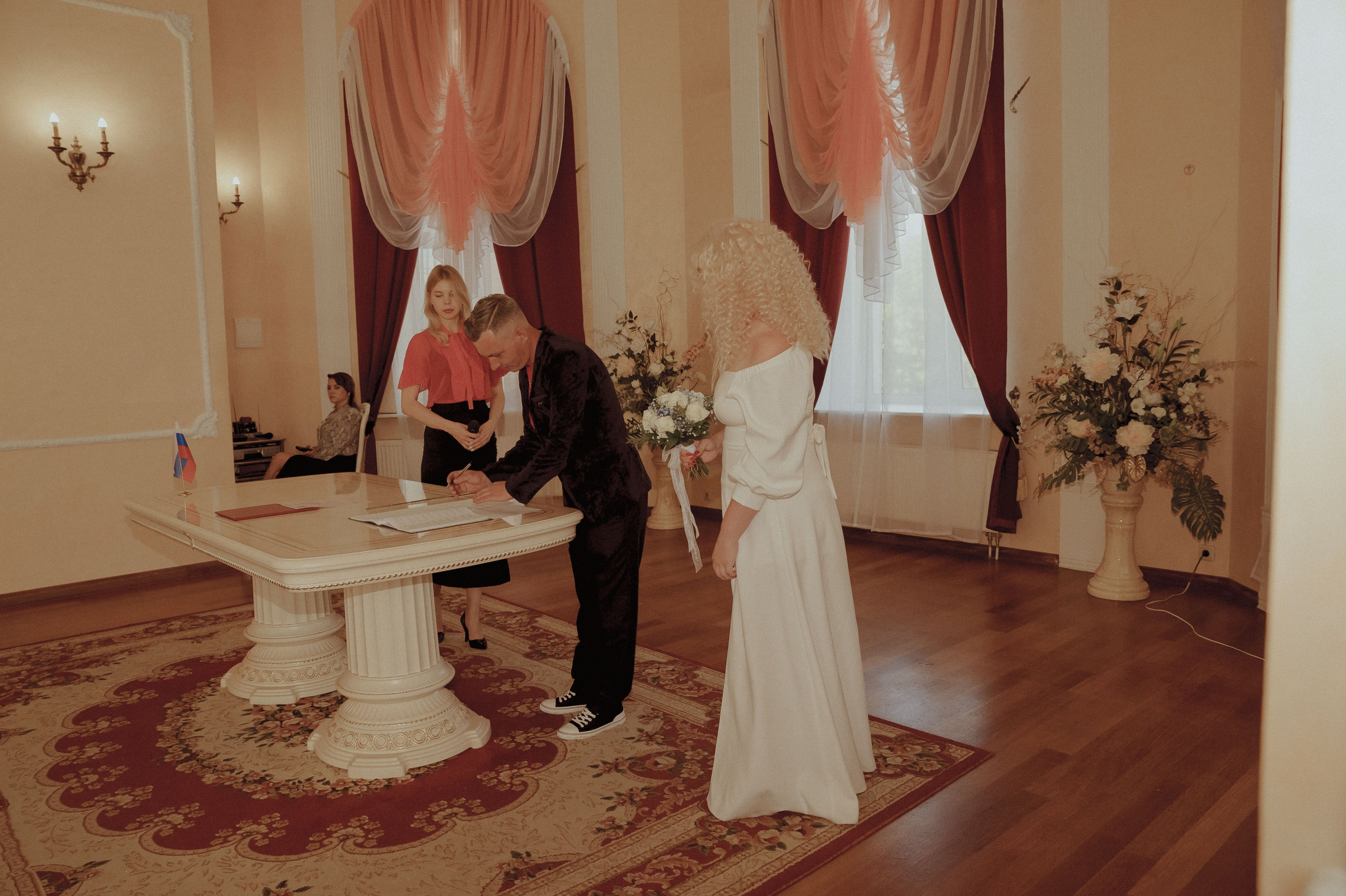 Свадебная фотосессия в стиле 90х для Кристины и Валеры (ЗАГС, фотосет у гаражей). Женский фотограф в Череповце Даша Акулич