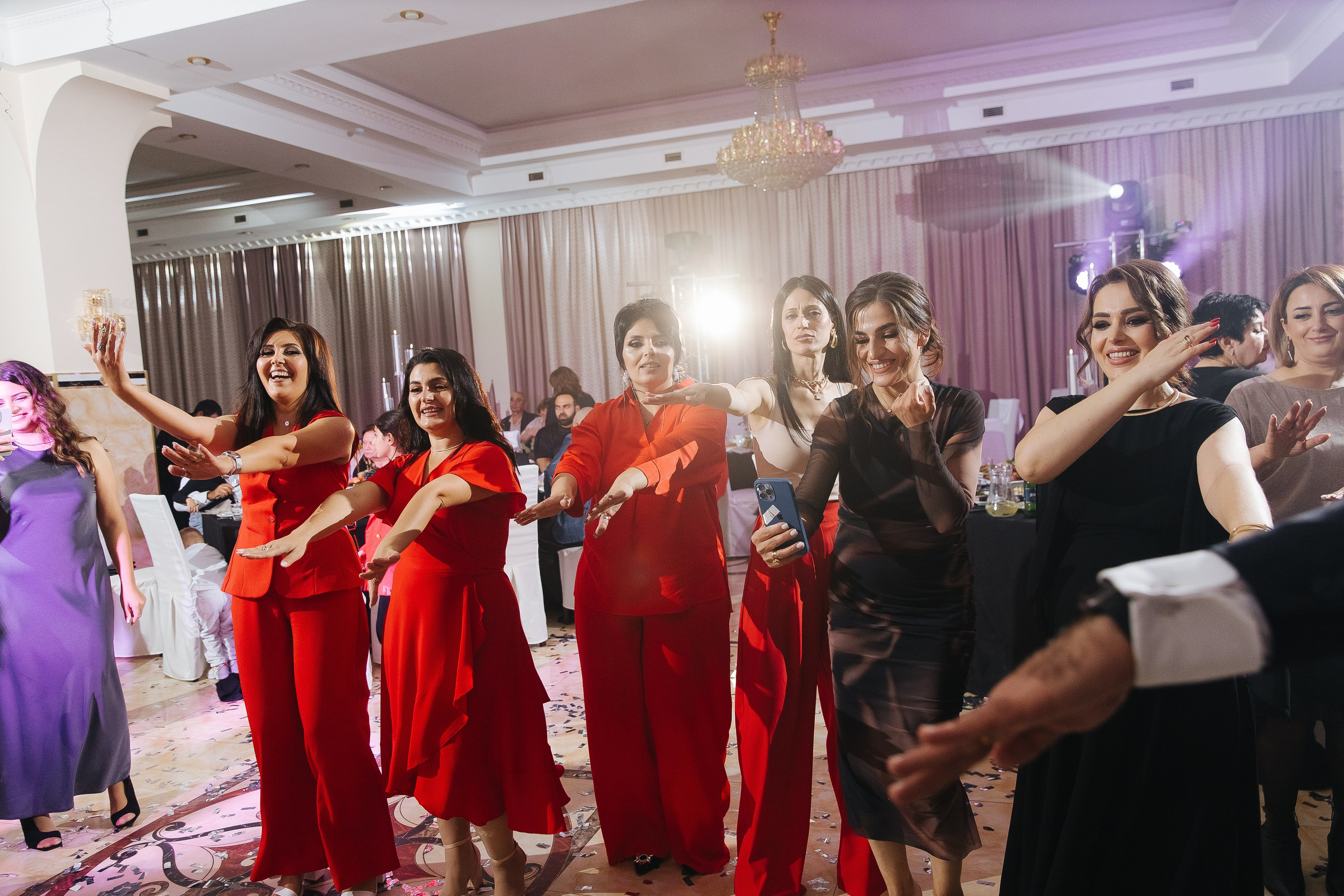 Ани и Назели. 35&5 День рождения, «Янтарь». Фотограф в Красноярске Надежда Воскресенская