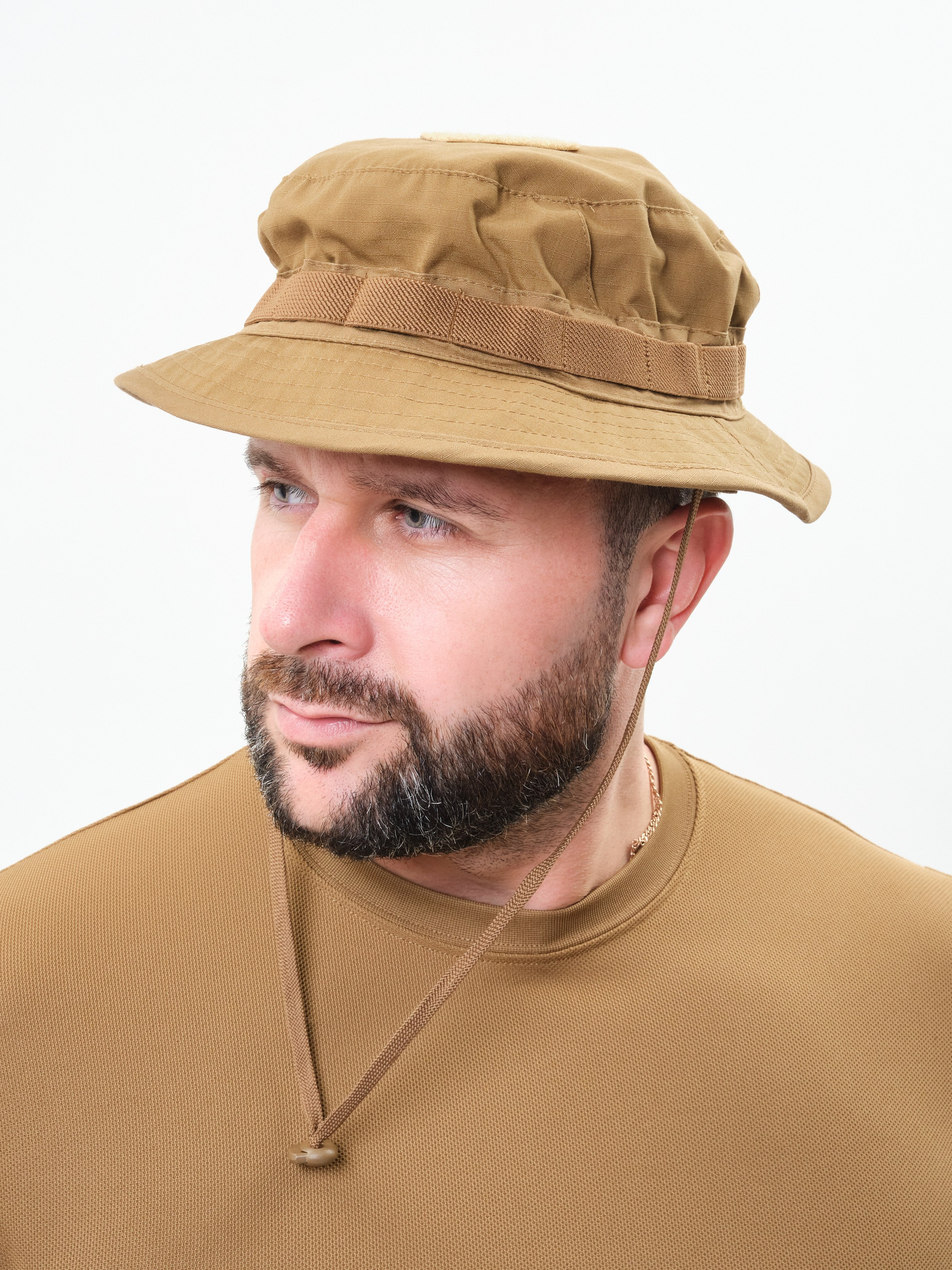 Мужчина в песочной панаме крупным планом