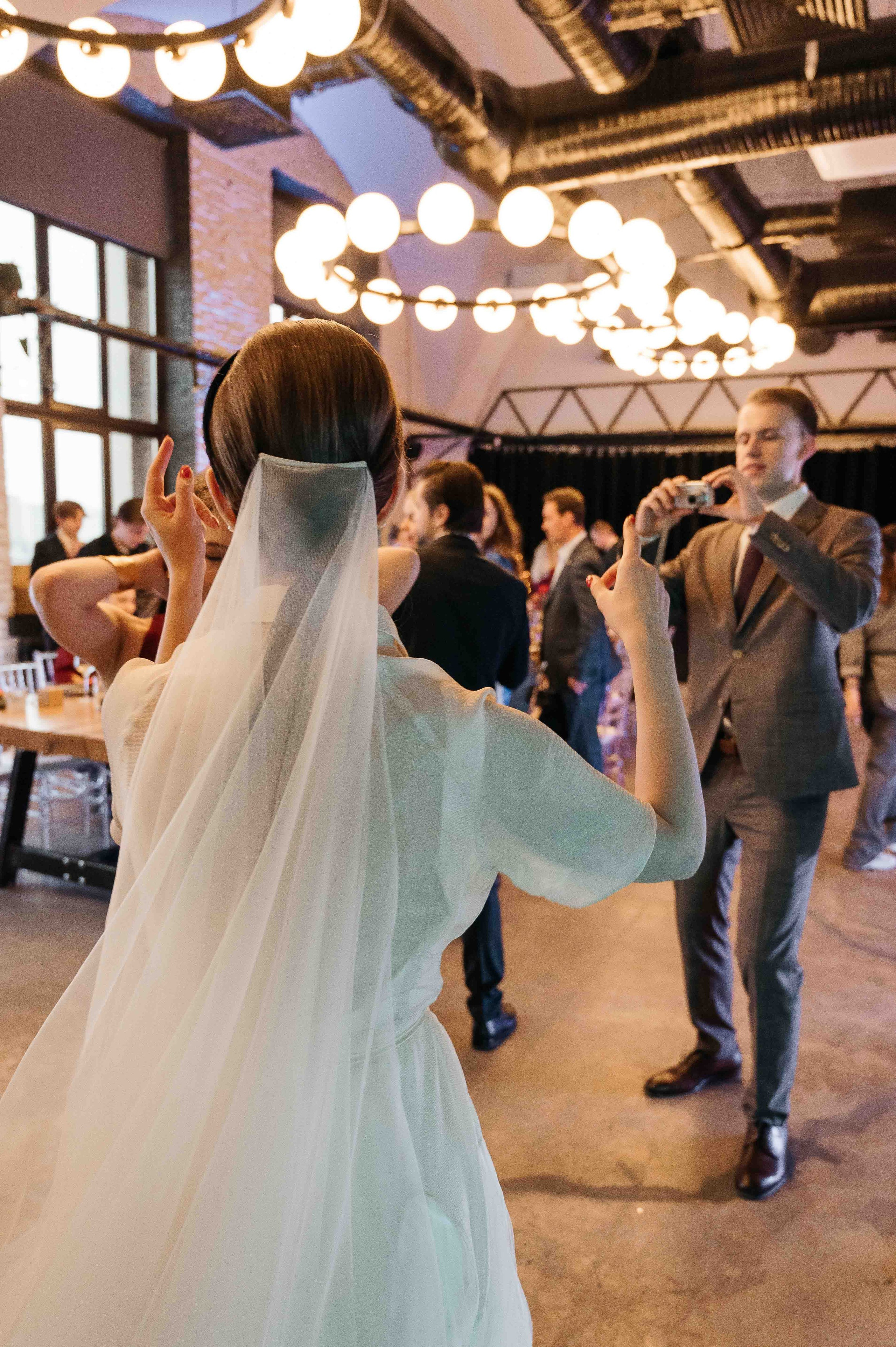 Утро невесты в гостинице. Свадебный и семейный фотограф в Котласе Никита Попов