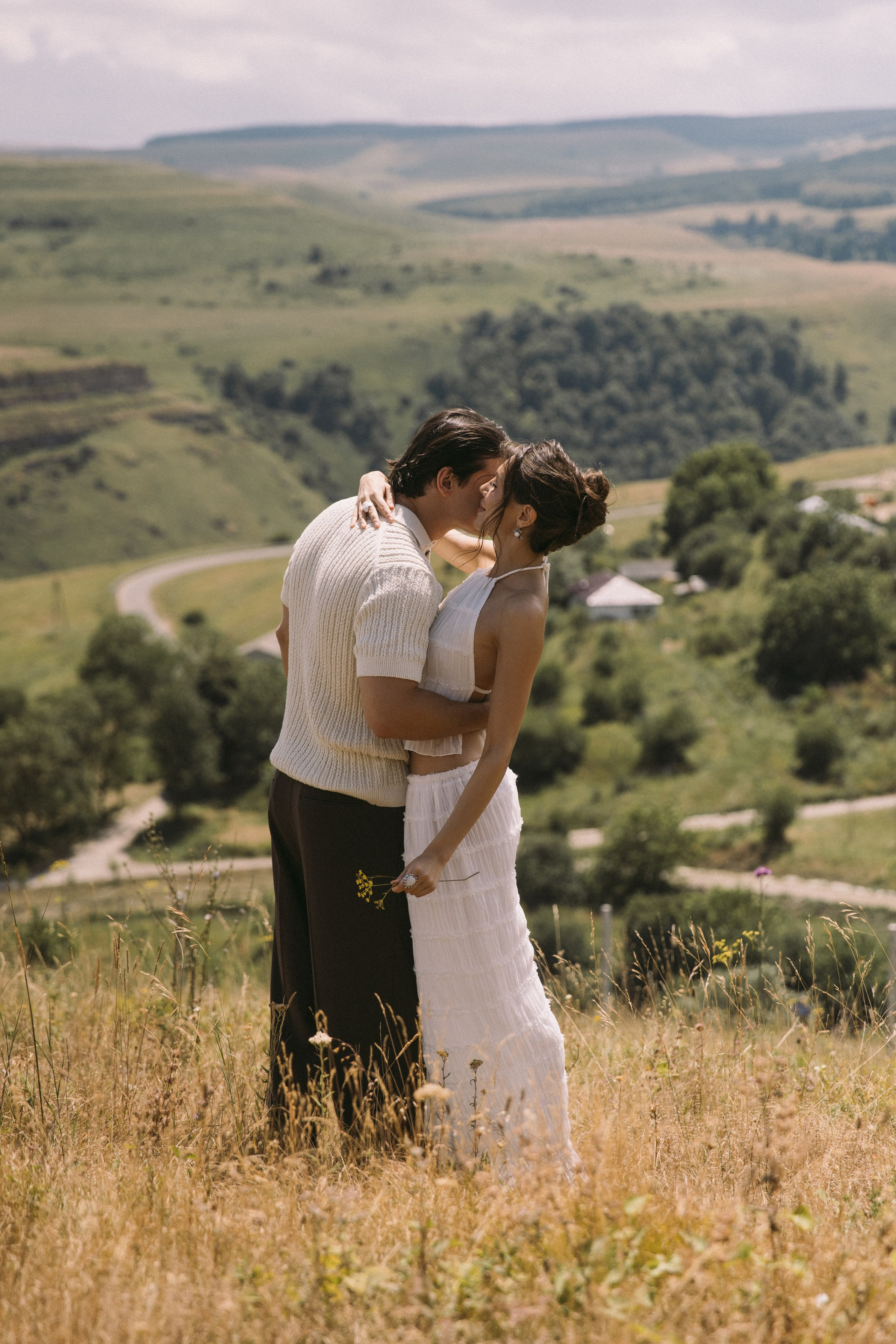 Утро невесты в глэмпинге свадебная фотосессия на Джилы-Су Приэльбрусье. Свадебный, репортажный и портретный фотограф Сочи, Краснодар. Александра Зайцева