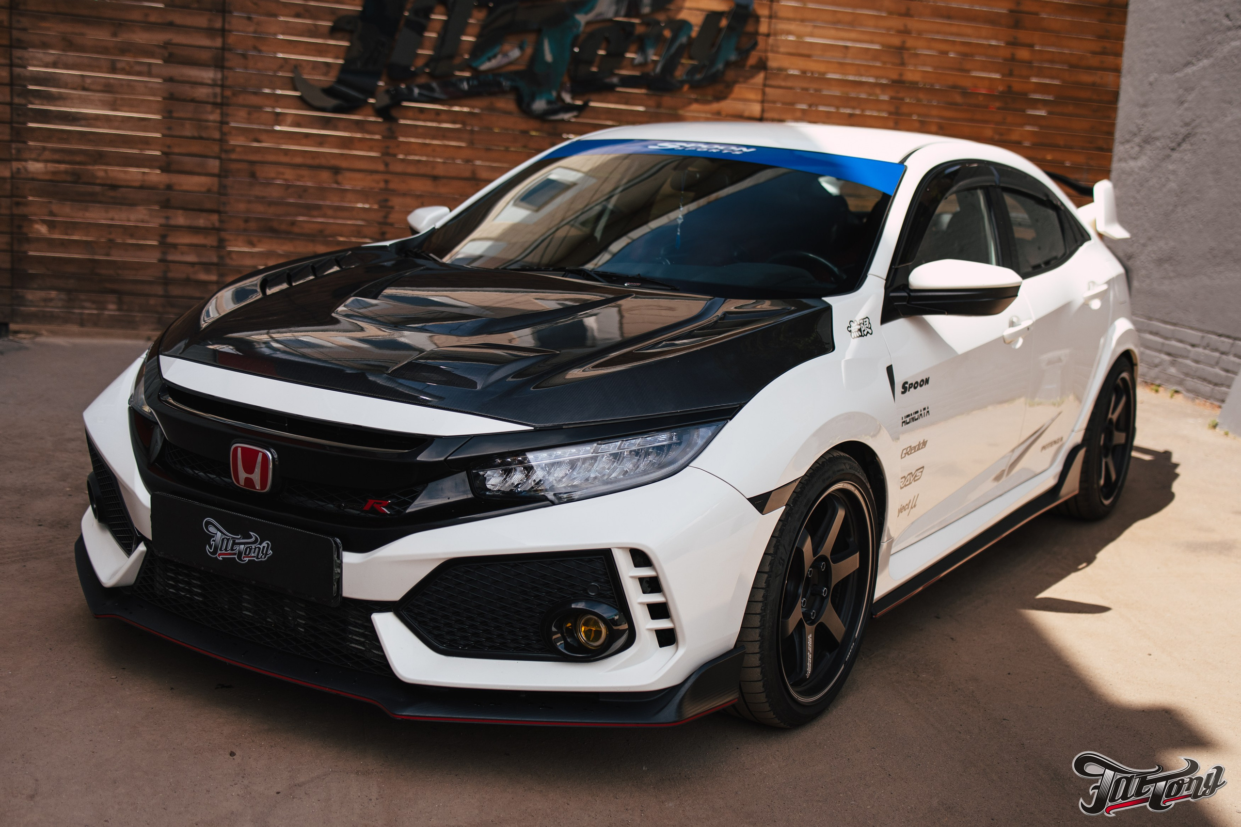 Honda Сivic type R снятие краски c капота и лачка карбона. DeLorein