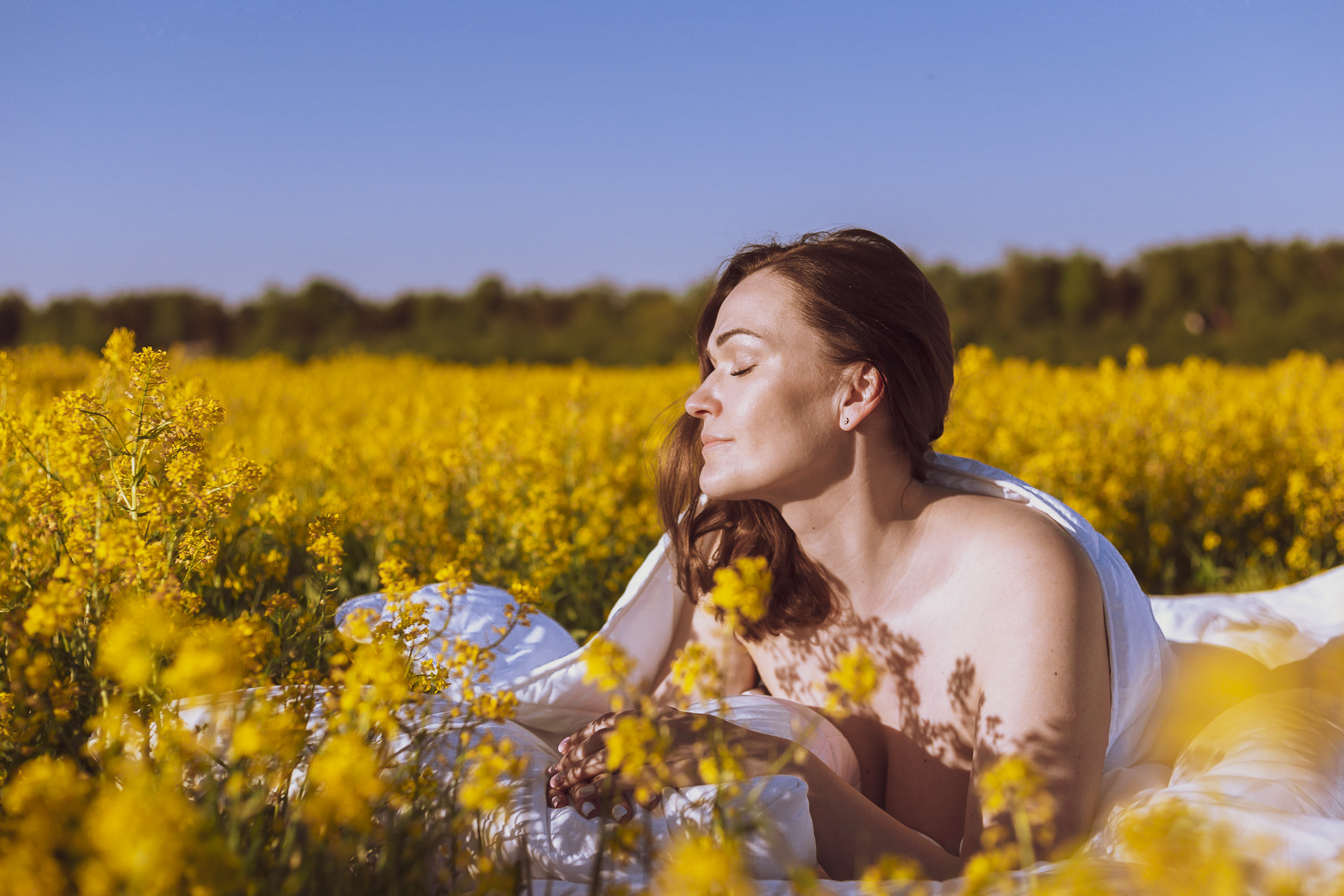 Женская фотосессия летом в цветущих полях Санкт-Петербург | Приозерск. Женский, семейный и контент фотограф Ирина Ульянова в Санкт-Петербурге