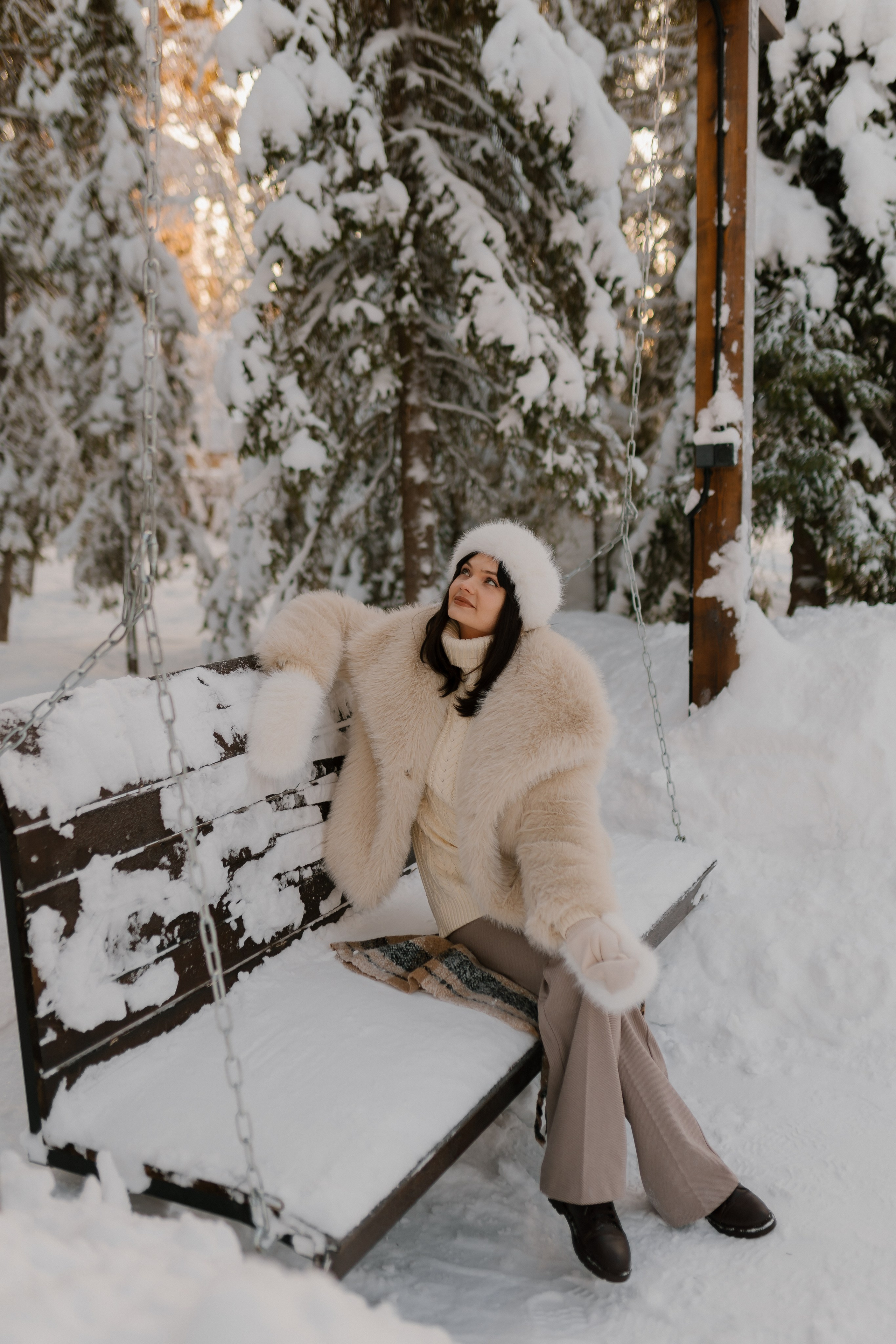 Зимняя прогулка за городом в Мурманске на фоне бескрайних заснеженных лесов.