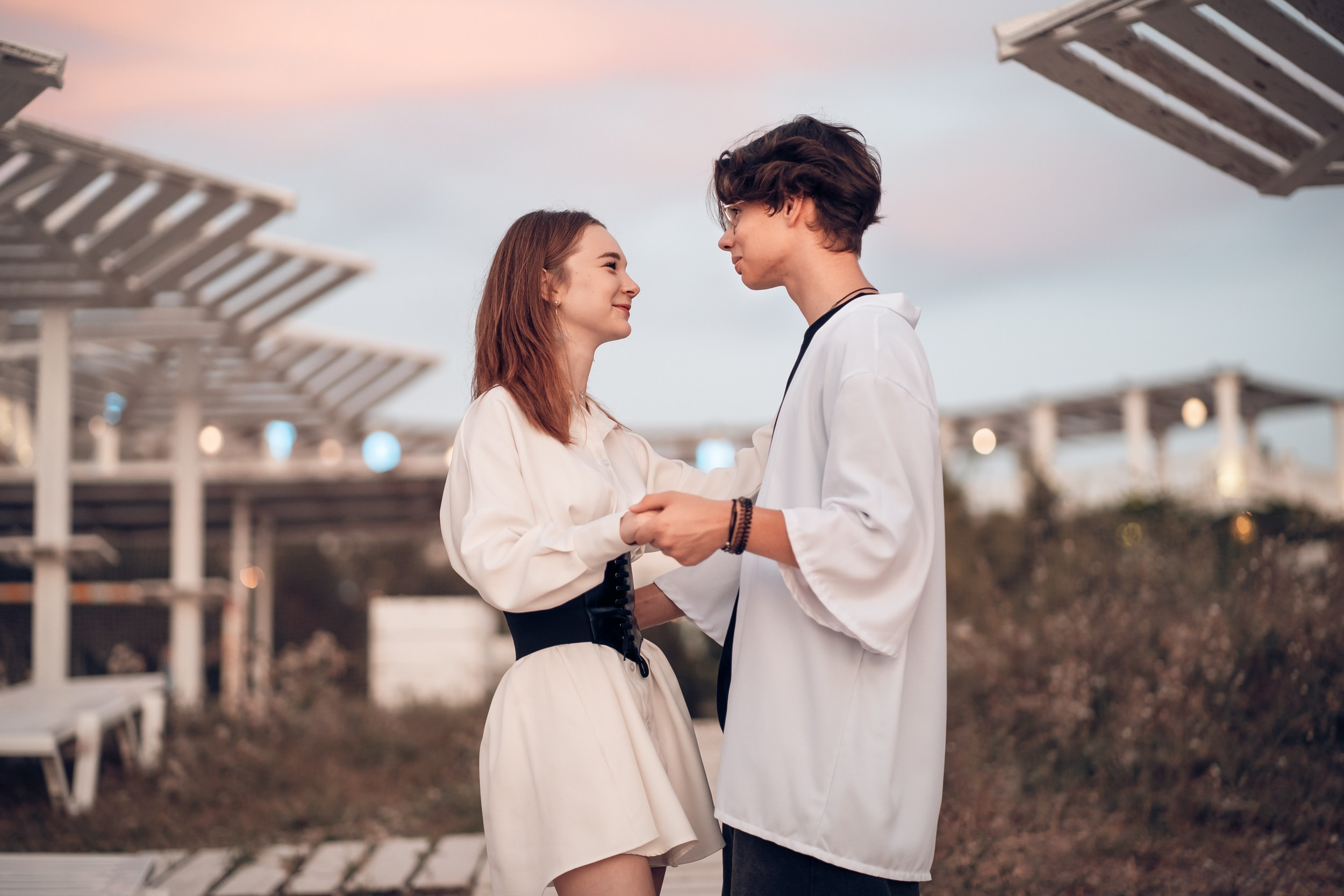 Романтическая фотоистория на закате пляжа Аквамарин. Церковный фотограф Севастополь