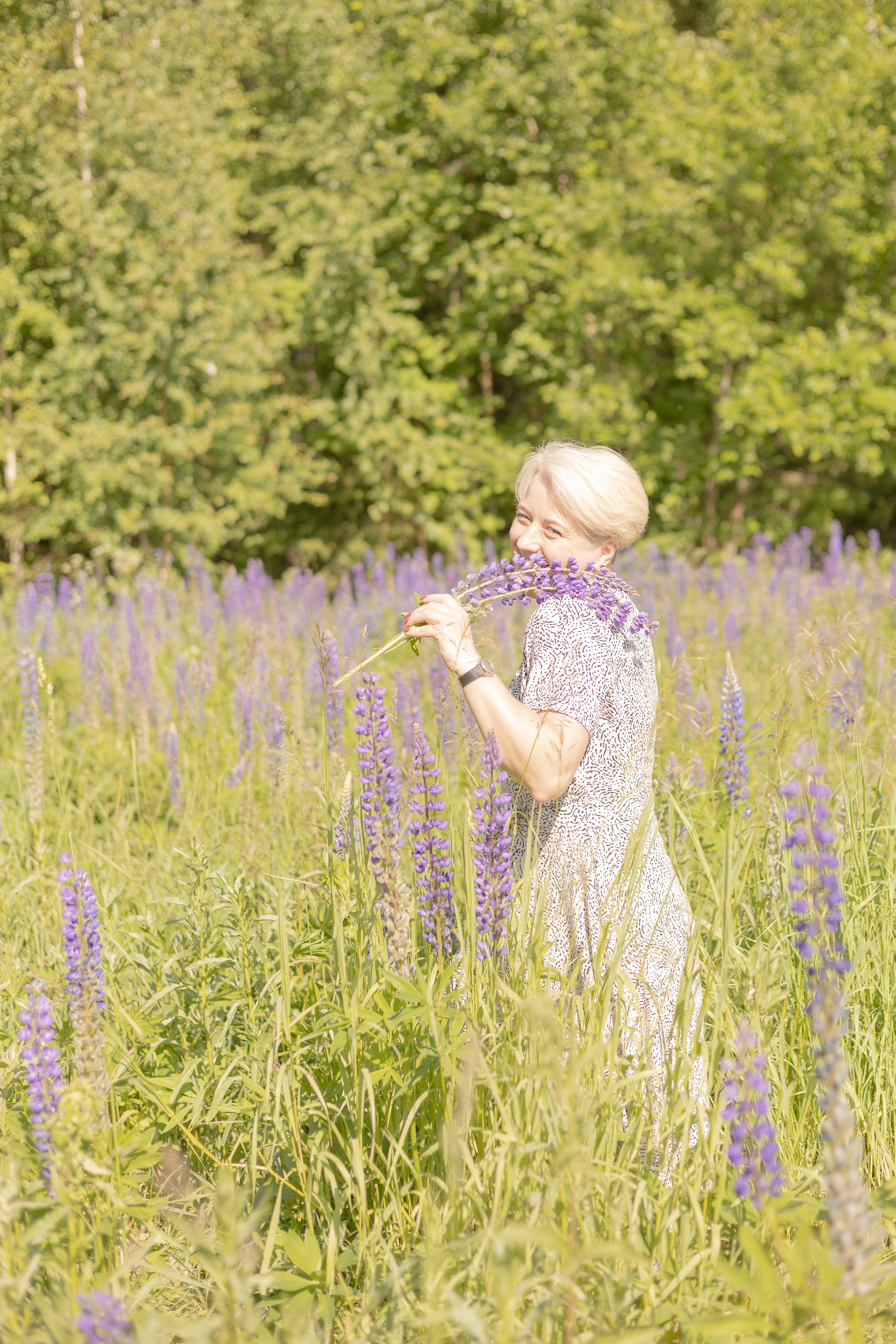 Фотосессия в поле с люпинами
