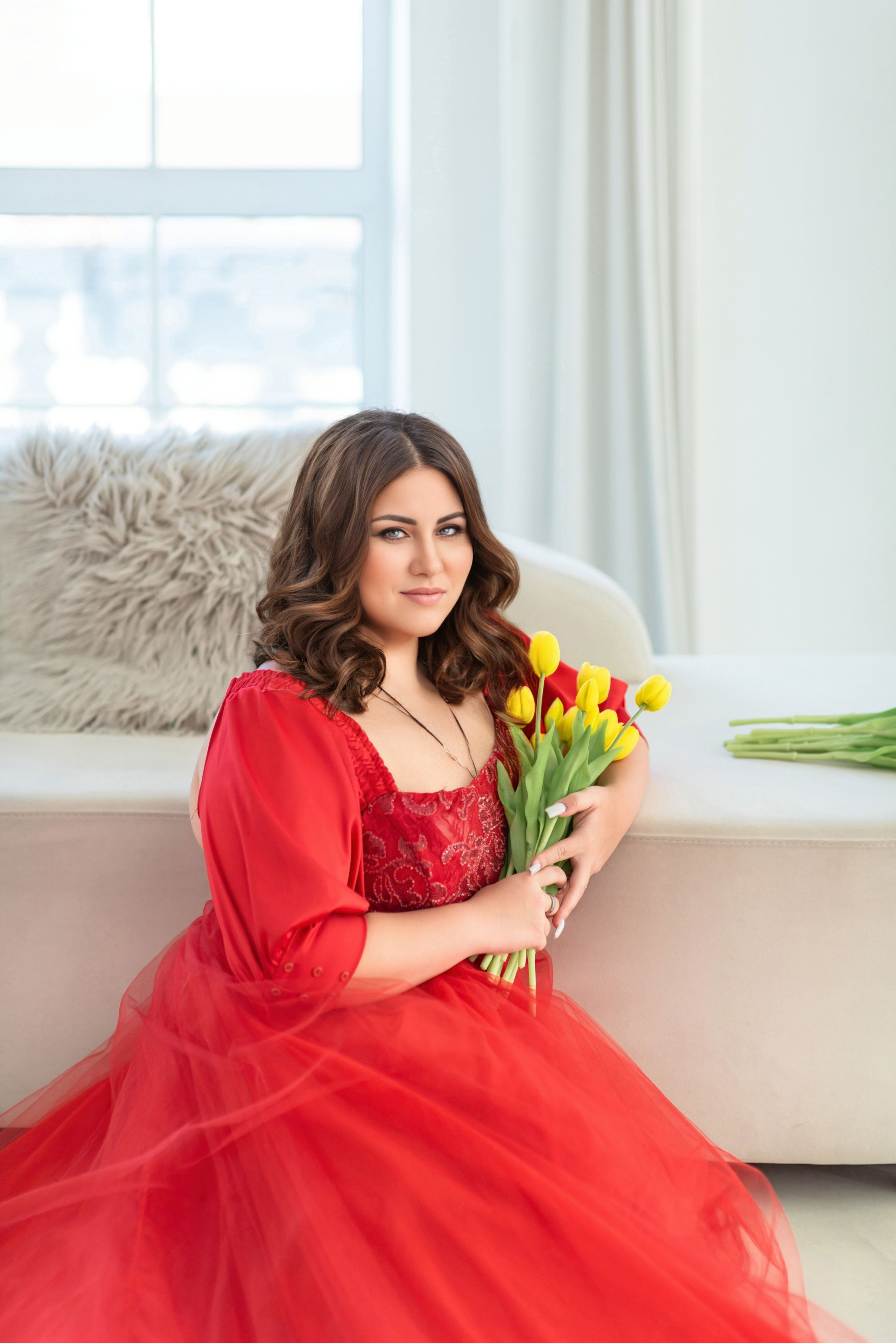 Красное платье со шлейфом на Байкал