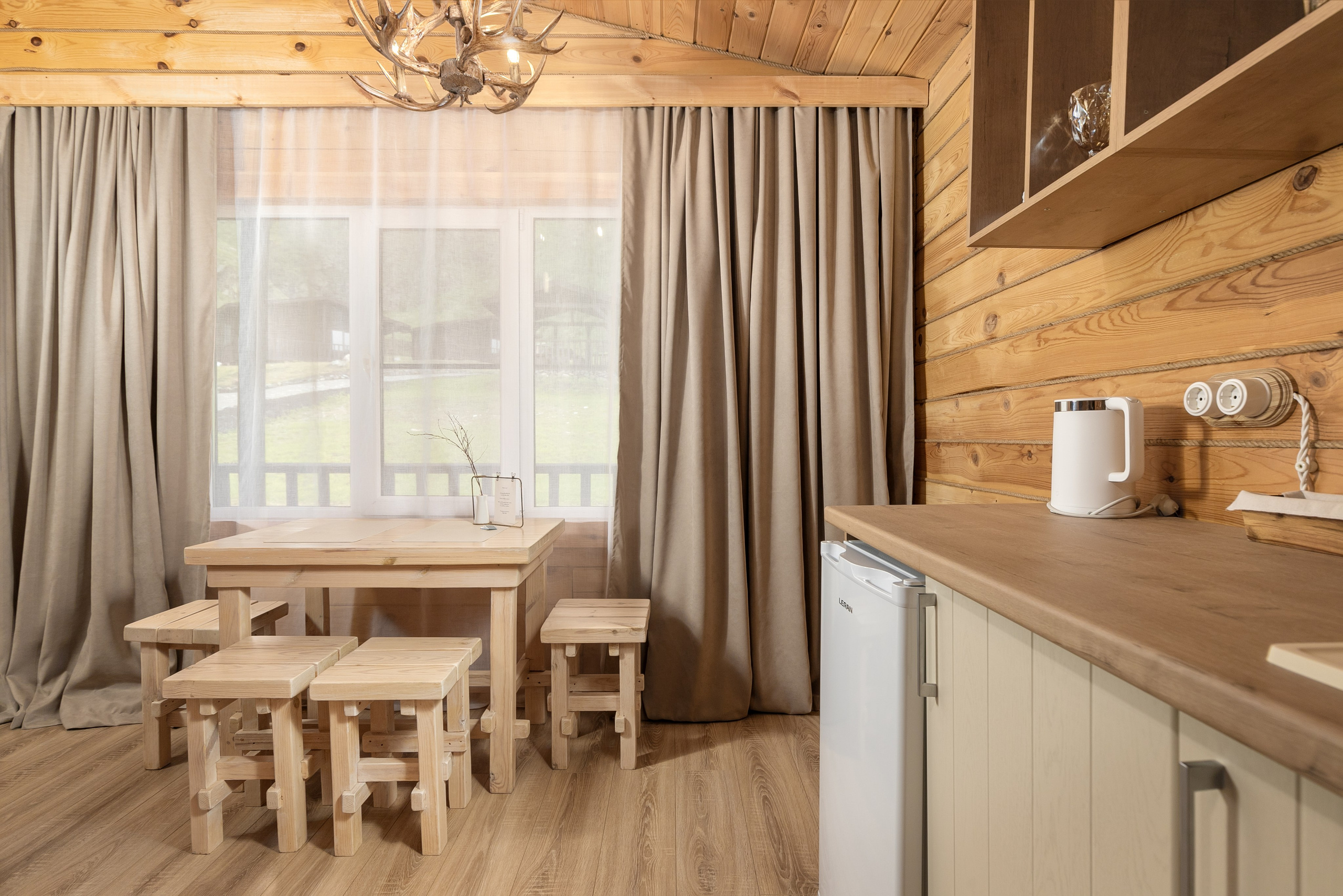 Фотосъёмка интерьеров и территории ALTAY CHALET. Коммерческий фотограф Яков Рослин