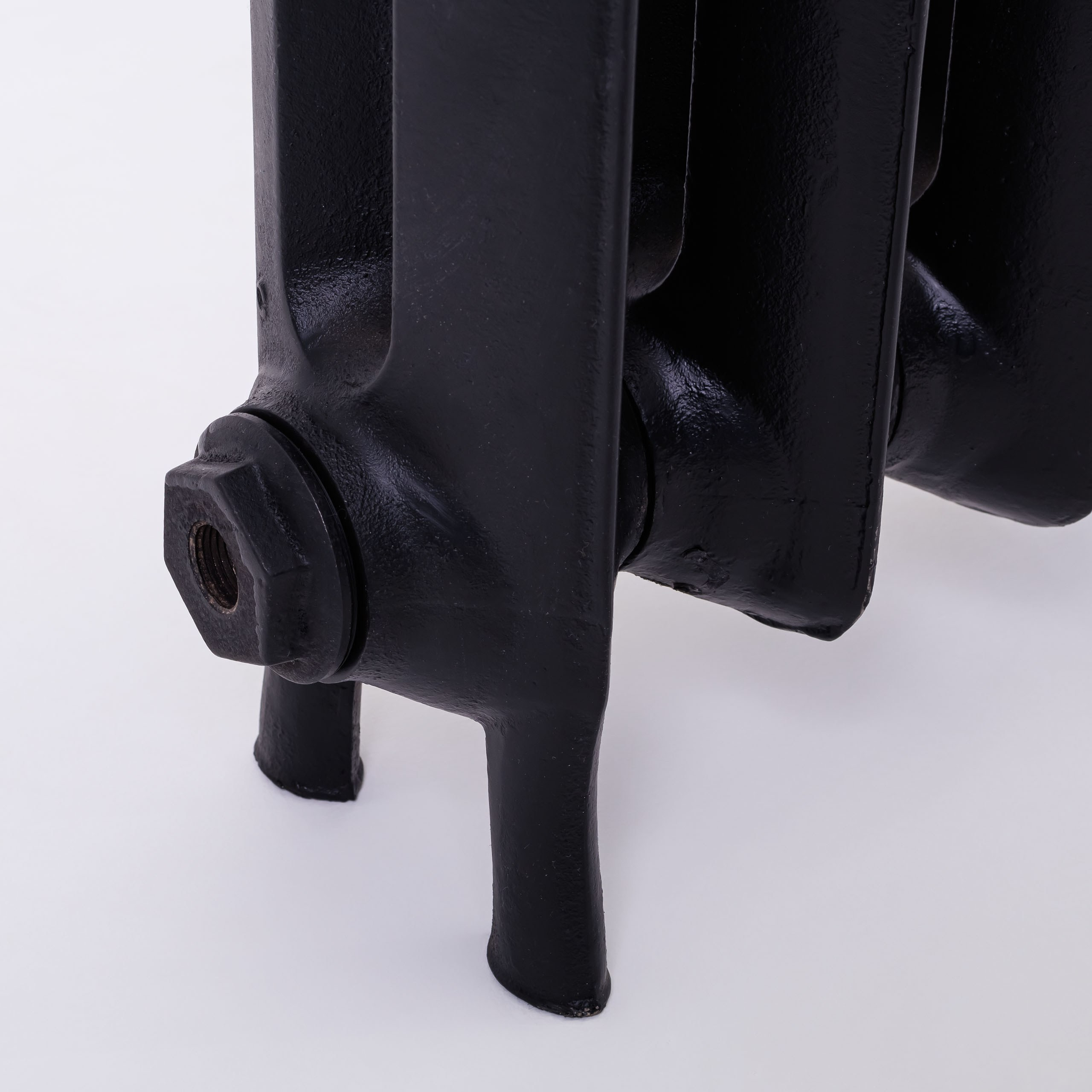 Предметные фотографии дизайнерских радиаторов отопления в стиле ретро