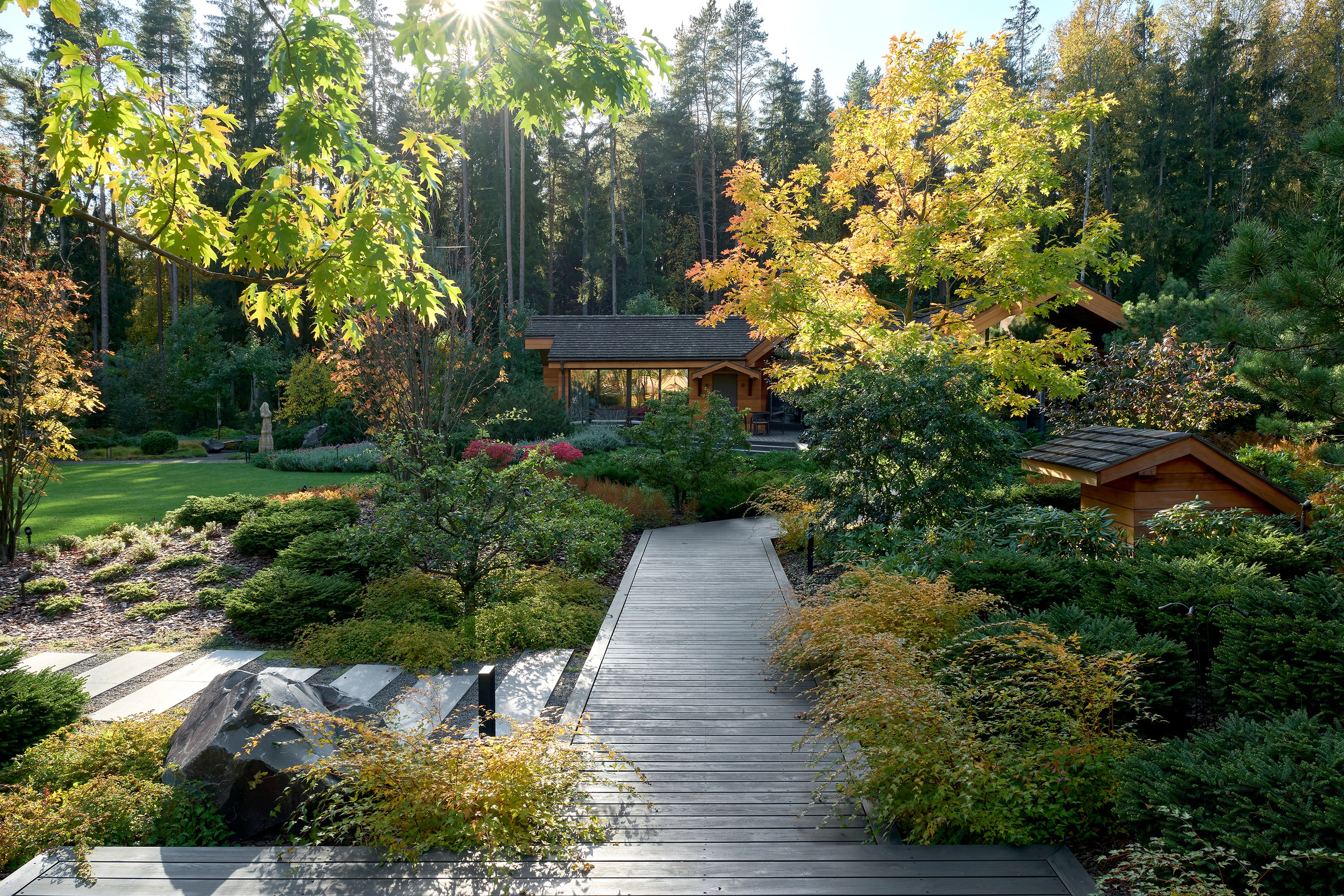 Усадьба Хрустальное: фотосъемка частного сада Валерия Федотова в Репино для L.BURO. Фотограф Наталья Соловьева | interioto