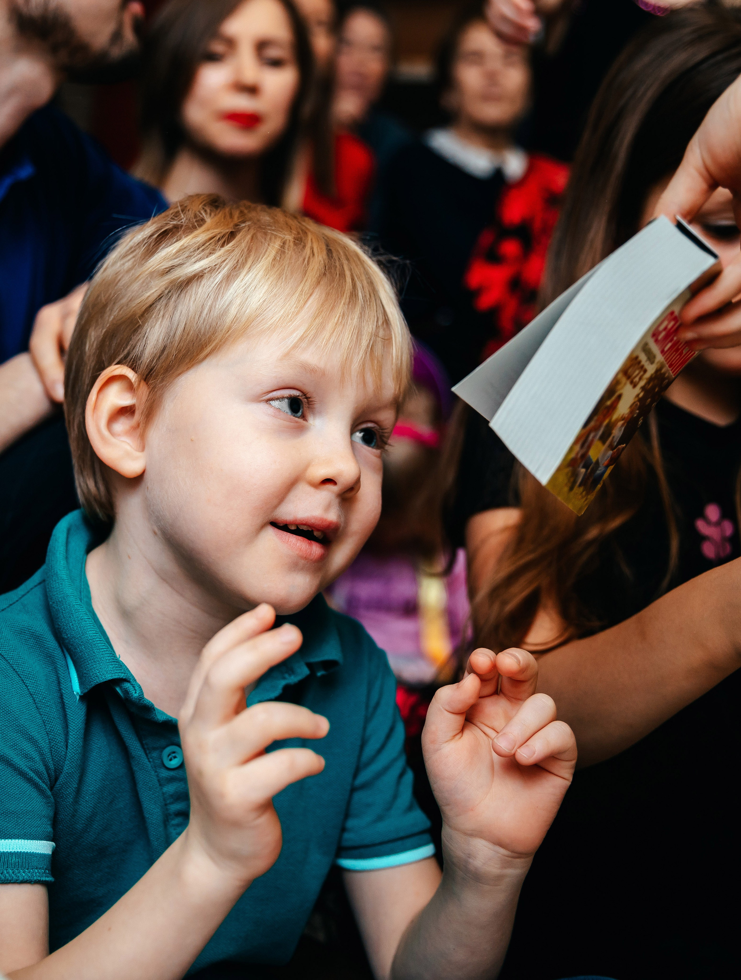 Новогодний утренник в Монтессори-школе. Семейный lifestyle фотограф в Санкт-Петербурге Людмила Пахомова