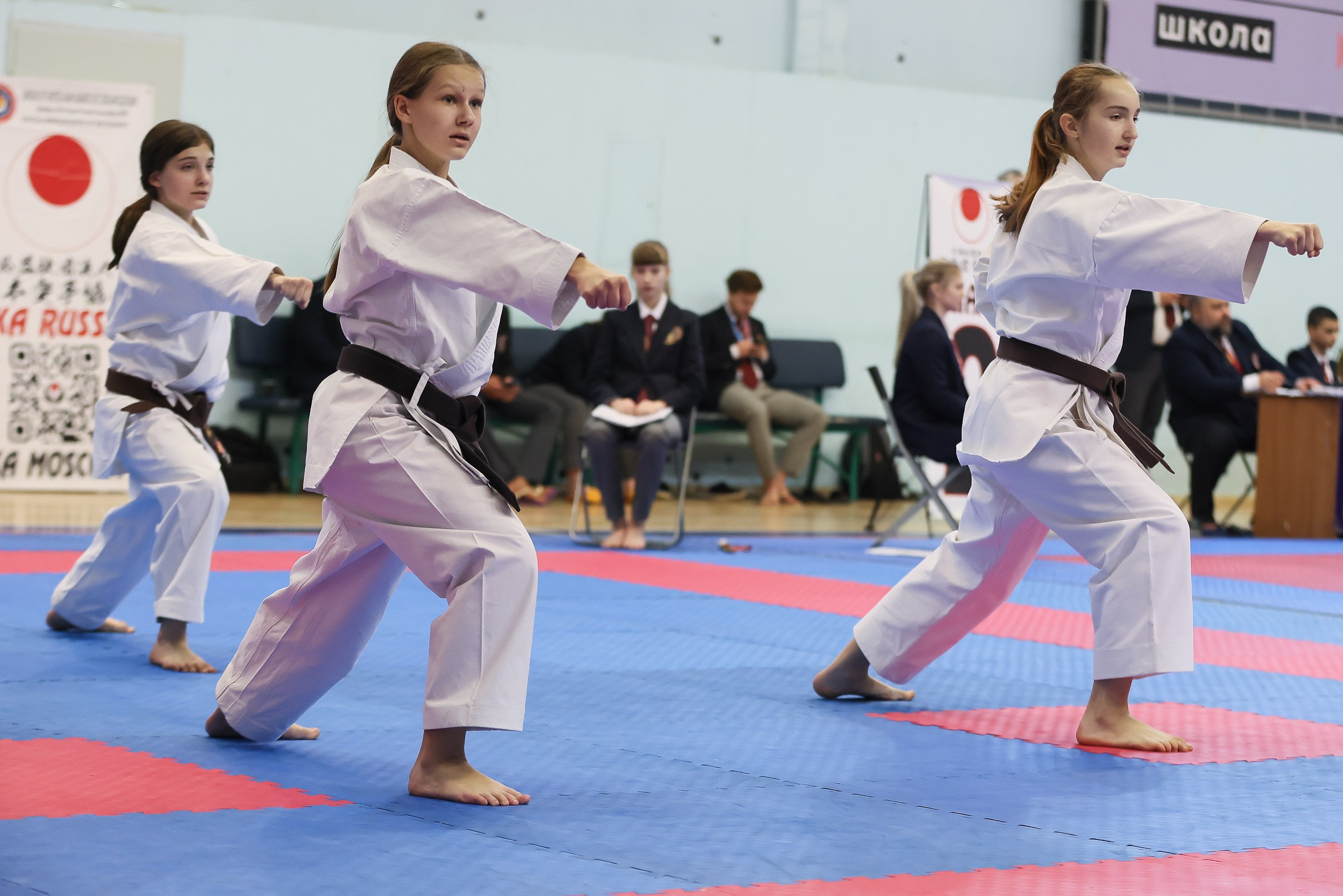 Девушки карате демонстрируют ката в тройке
