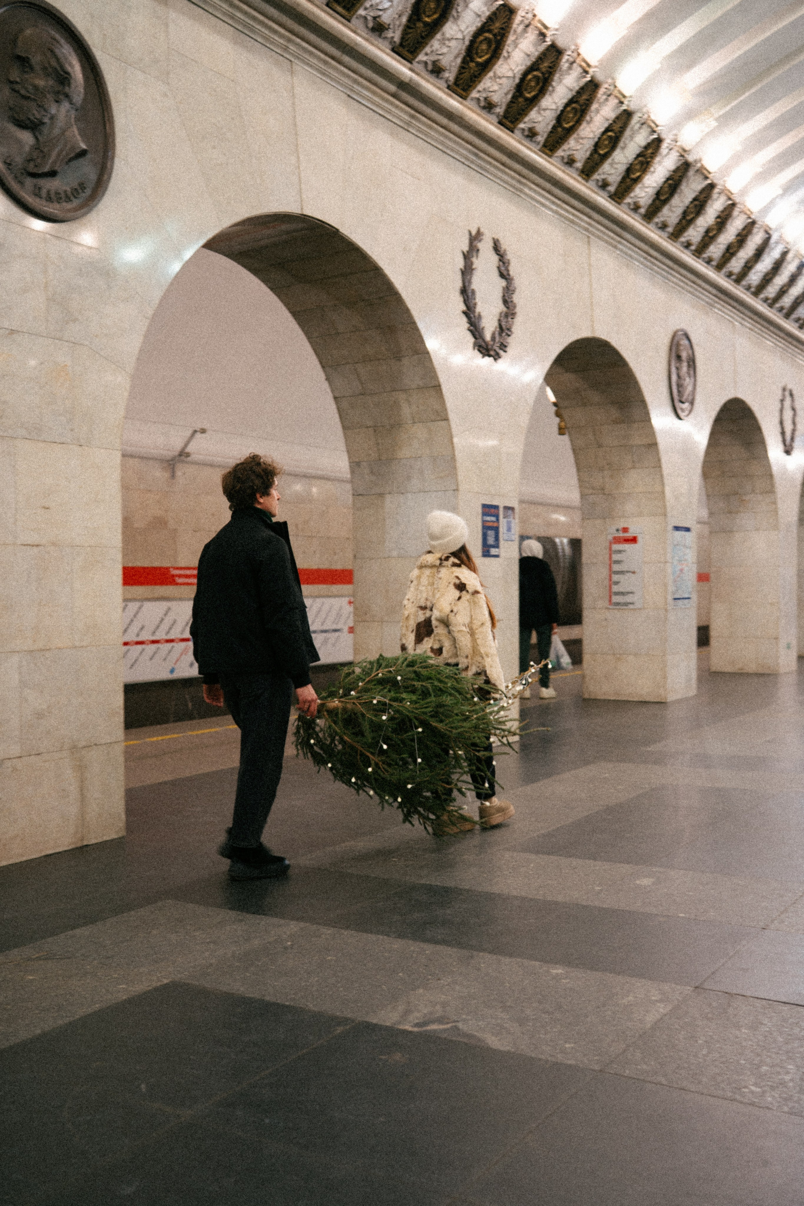 НОВОГОДНЯЯ ПРОГУЛКА ПАРЫ ПО ЧЕРНЫШЕВСКОЙ ПЕРЕД НОВЫМ ГОДОМ. Профессиональный фотограф, Санкт-Петербург — Виктория Богомолова
