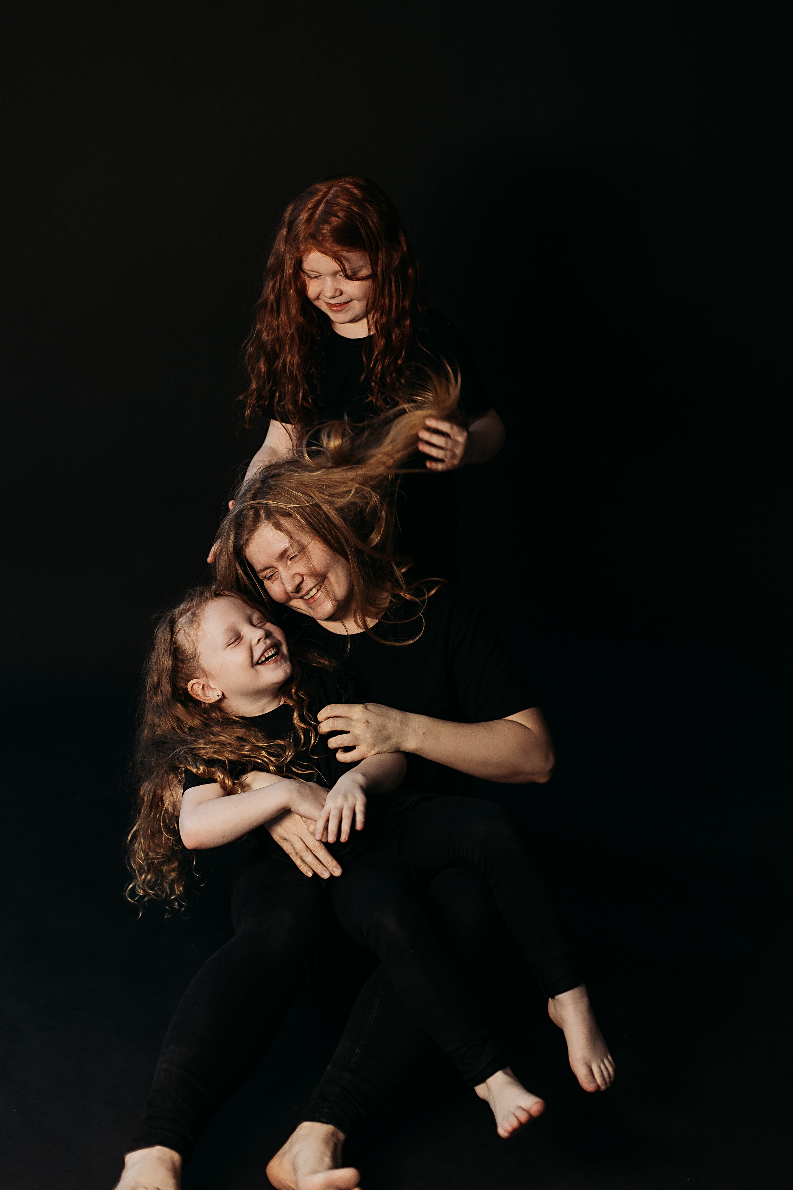 Черный фон фотопроект. Семейный фотограф Тюмень, фотограф на роды Салмина Мария