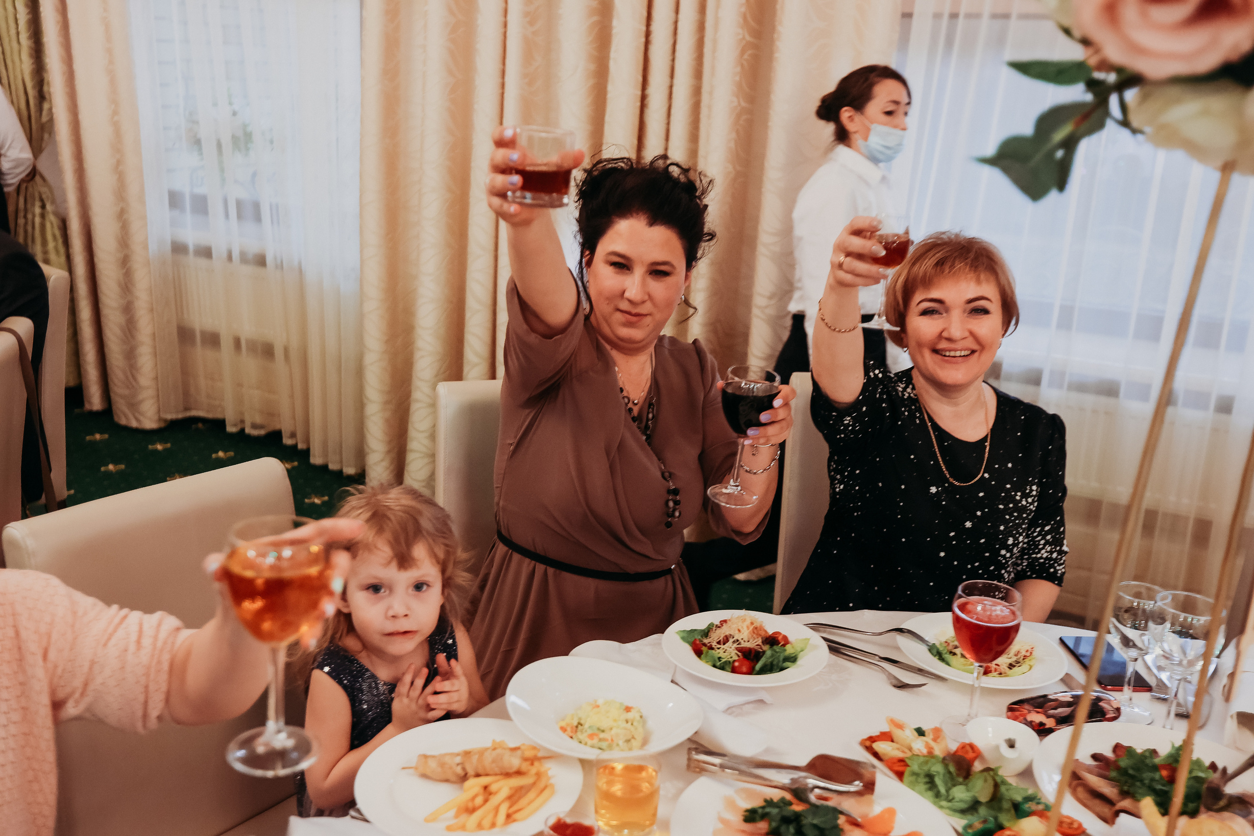 Банкет. Семейный фотограф Тюмень, фотограф на роды Салмина Мария