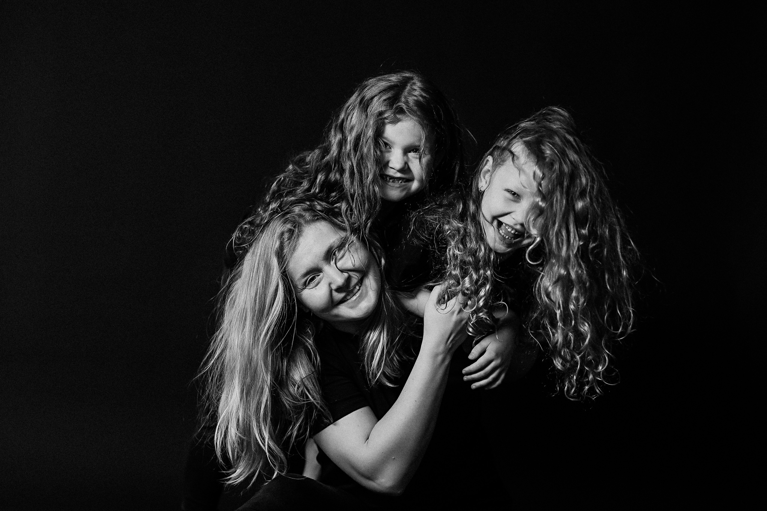 Черный фон фотопроект. Семейный фотограф Тюмень, фотограф на роды Салмина Мария