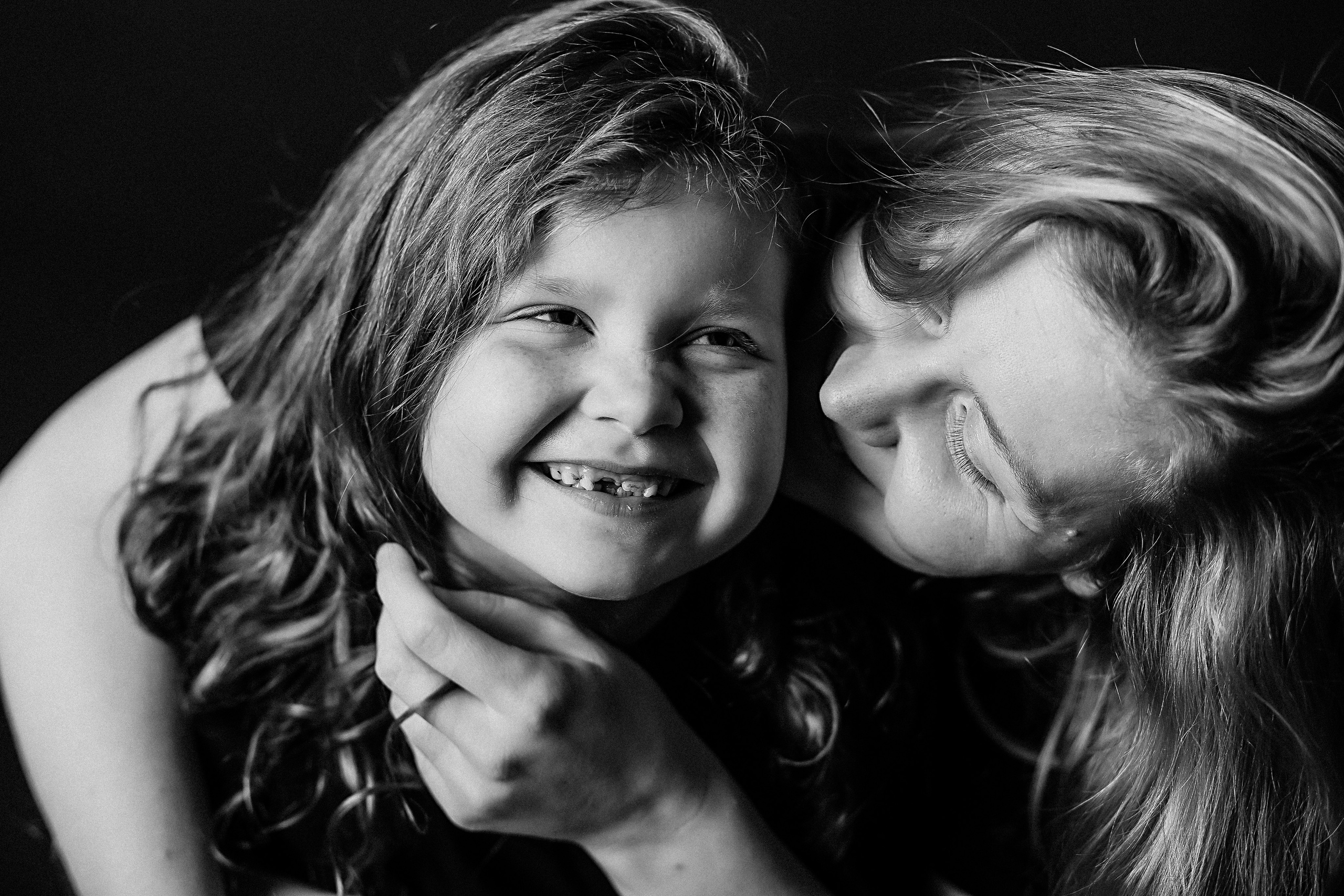 Черный фон фотопроект. Семейный фотограф Тюмень, фотограф на роды Салмина Мария