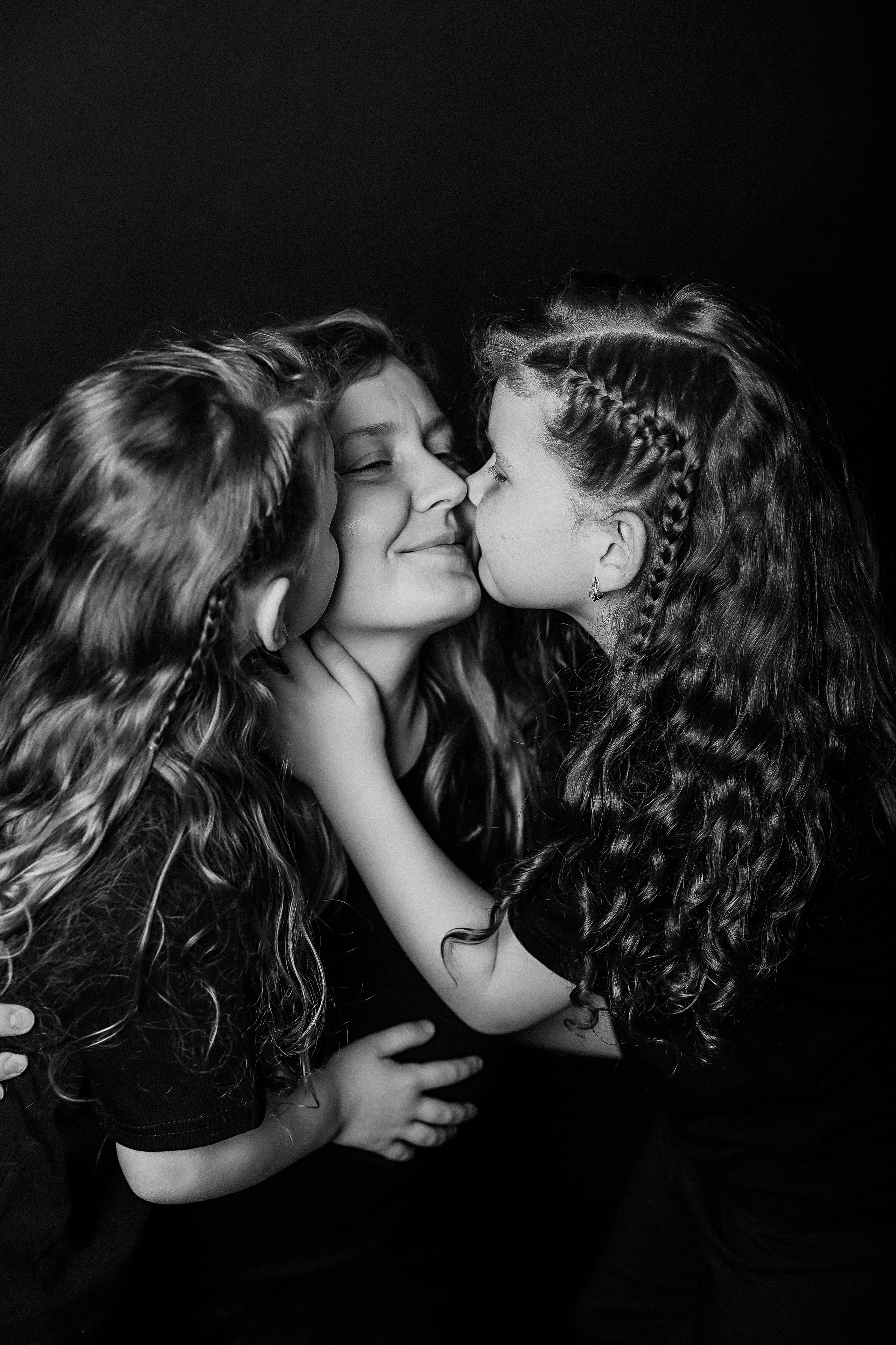 Черный фон фотопроект. Семейный фотограф Тюмень, фотограф на роды Салмина Мария