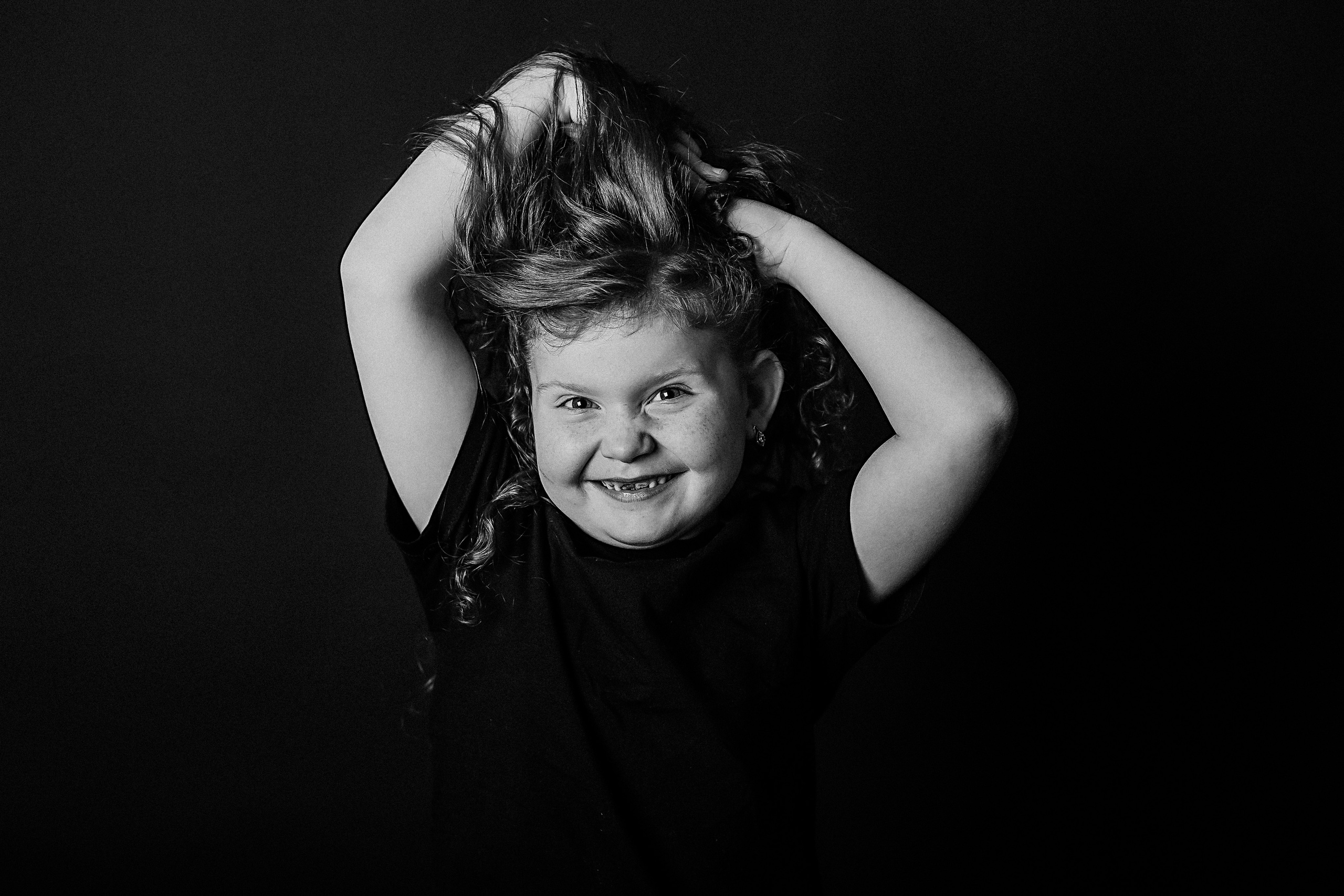 Черный фон фотопроект. Семейный фотограф Тюмень, фотограф на роды Салмина Мария