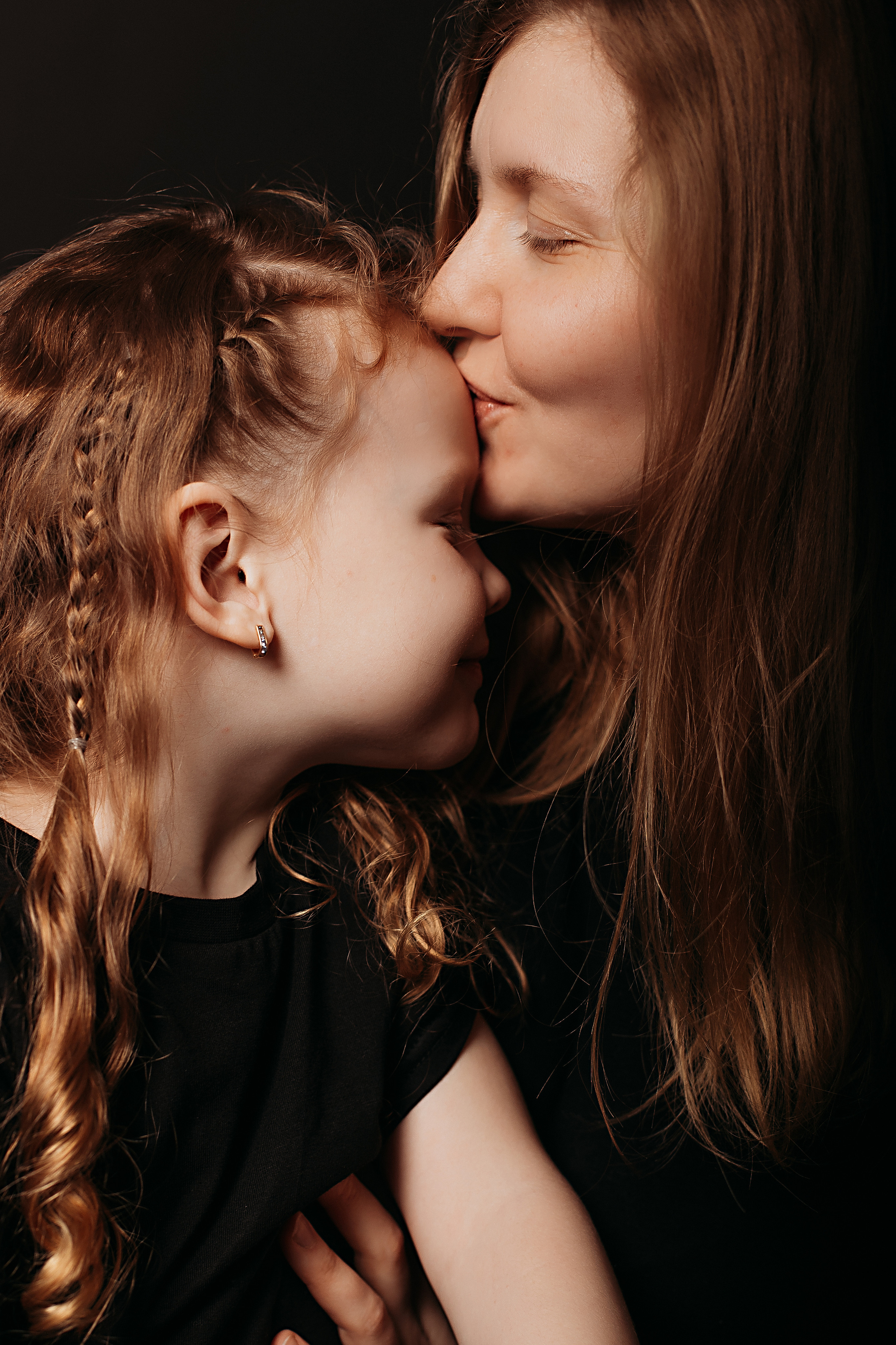 Черный фон фотопроект. Семейный фотограф Тюмень, фотограф на роды Салмина Мария