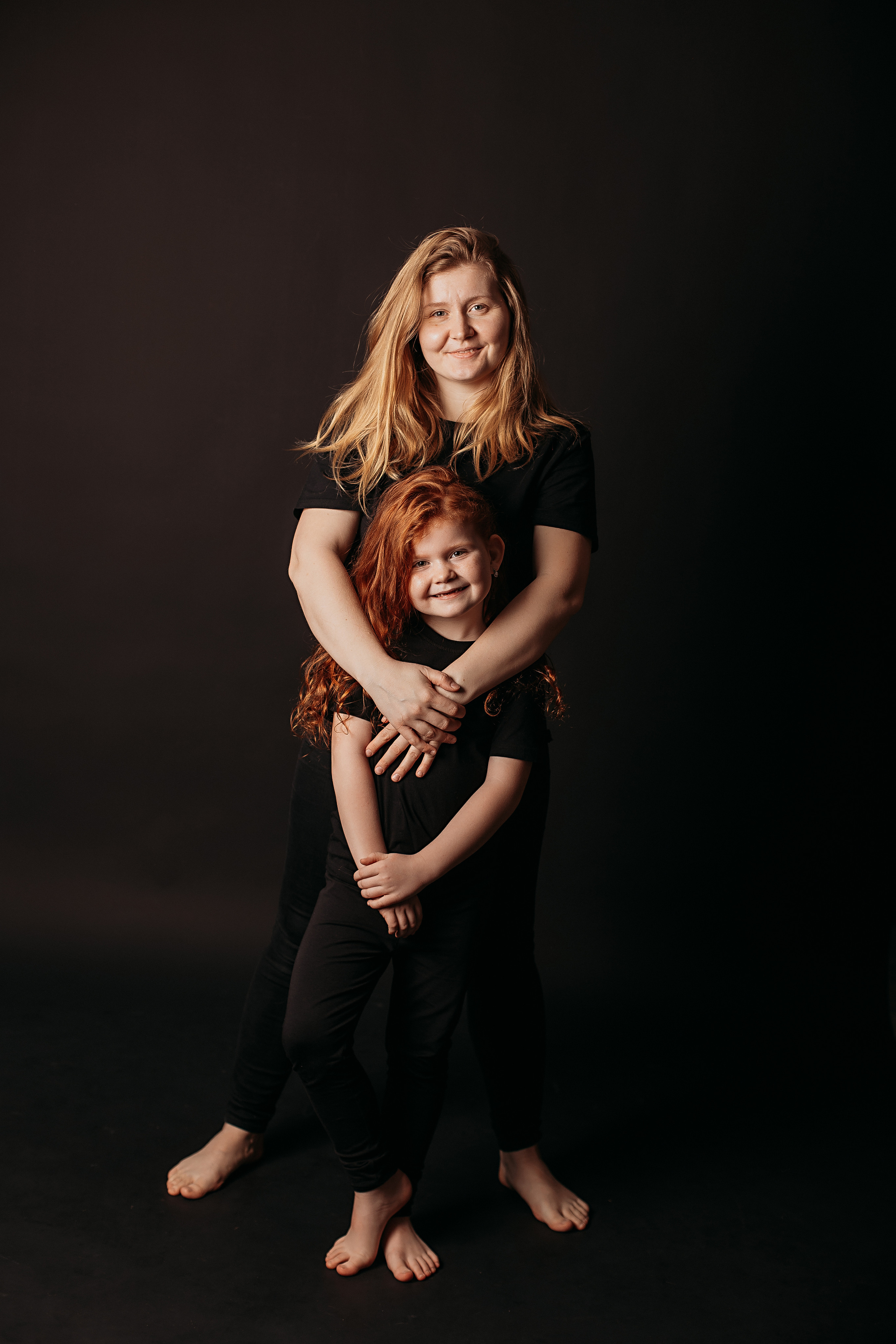 Черный фон фотопроект. Семейный фотограф Тюмень, фотограф на роды Салмина Мария