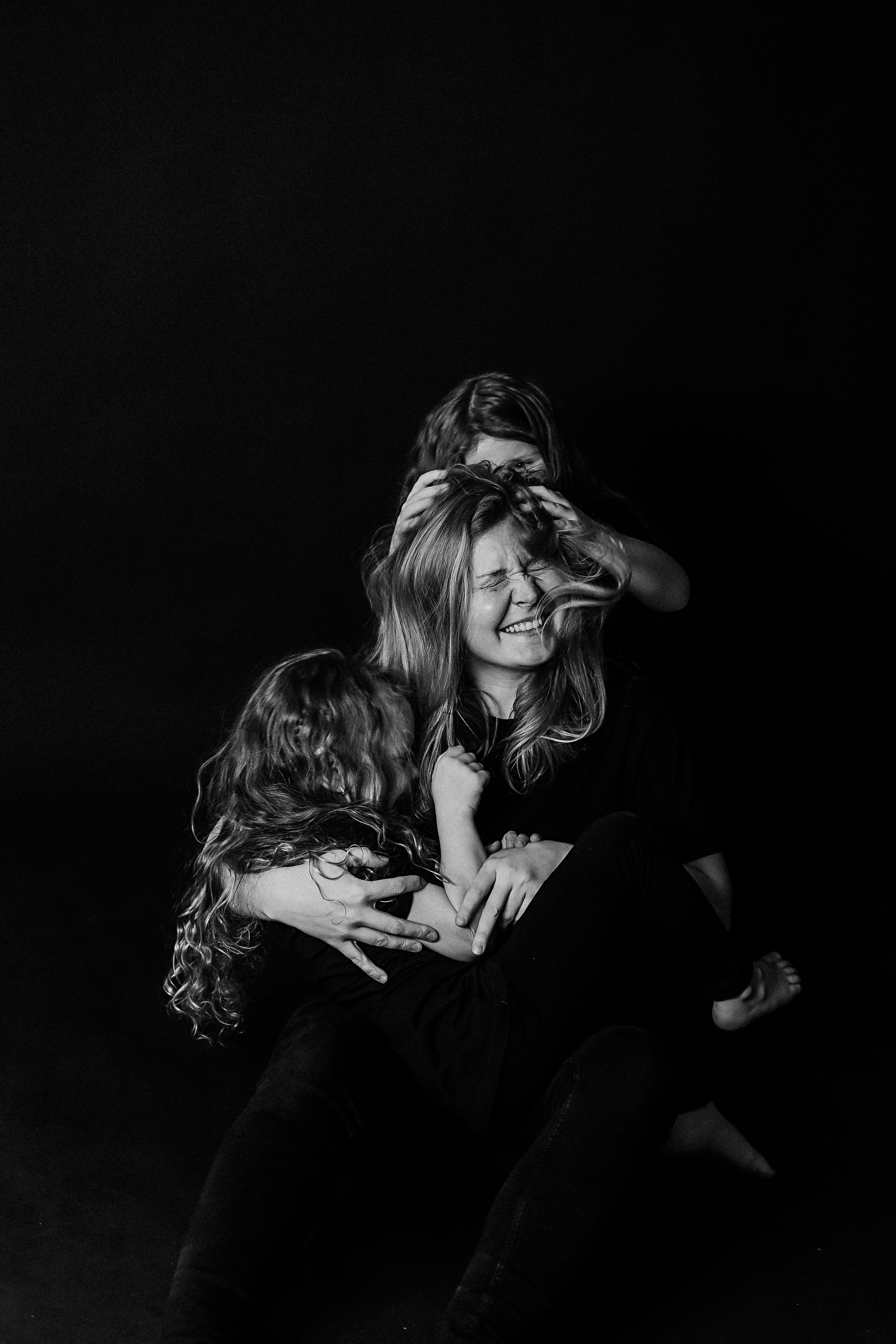 Черный фон фотопроект. Семейный фотограф Тюмень, фотограф на роды Салмина Мария