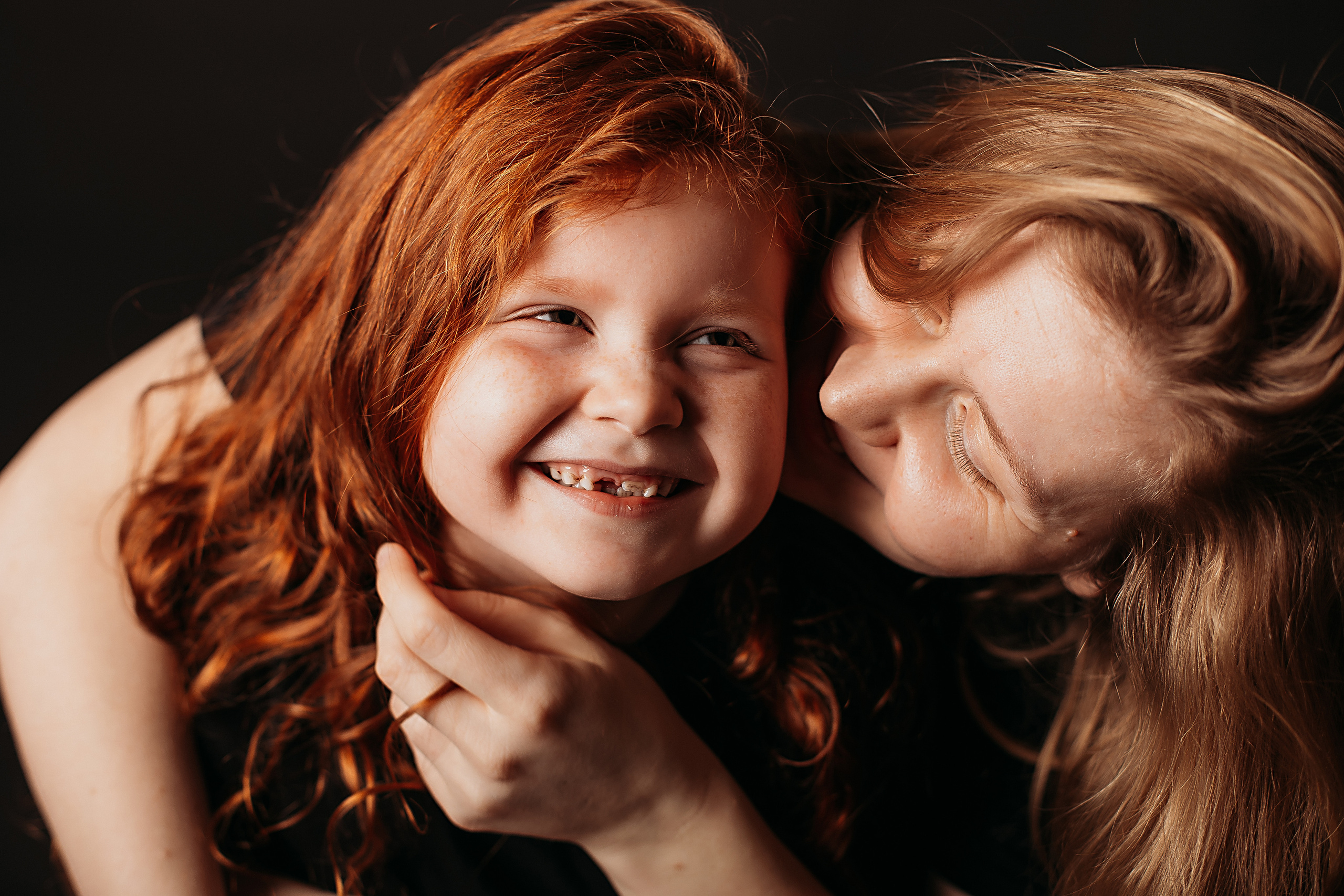 Черный фон фотопроект. Семейный фотограф Тюмень, фотограф на роды Салмина Мария