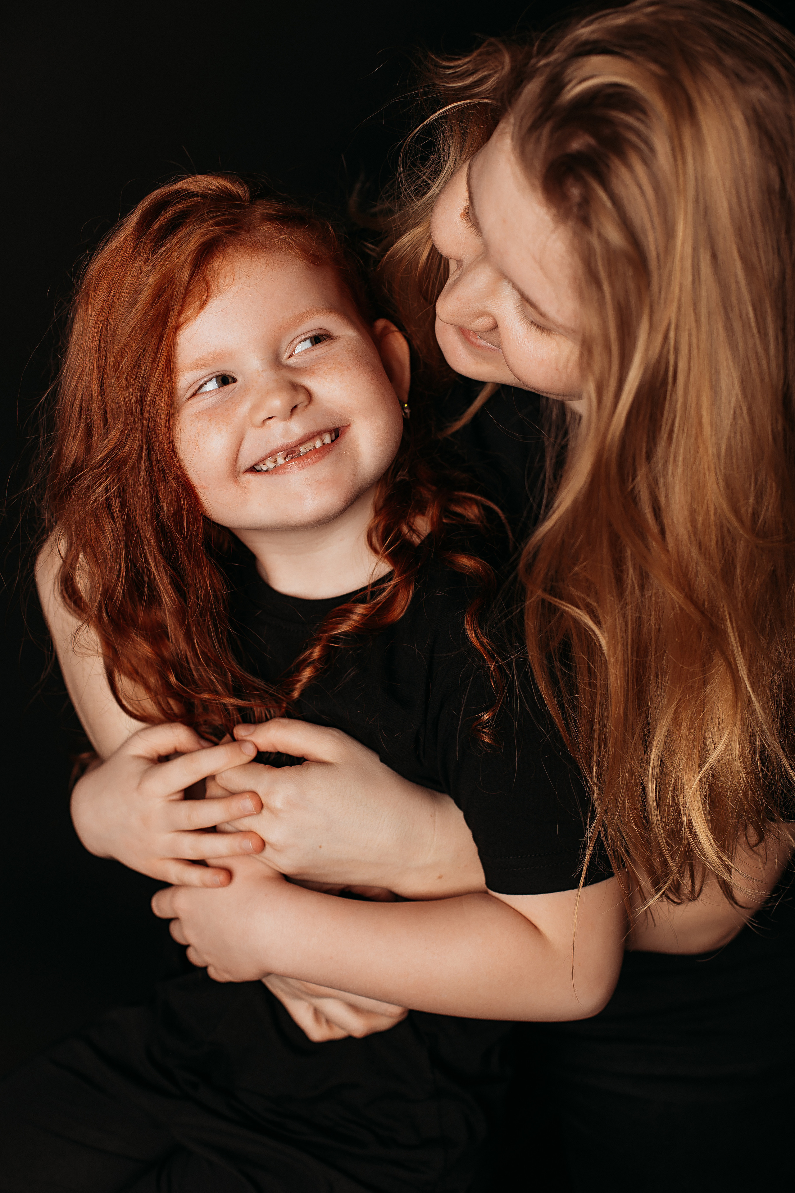 Черный фон фотопроект. Семейный фотограф Тюмень, фотограф на роды Салмина Мария