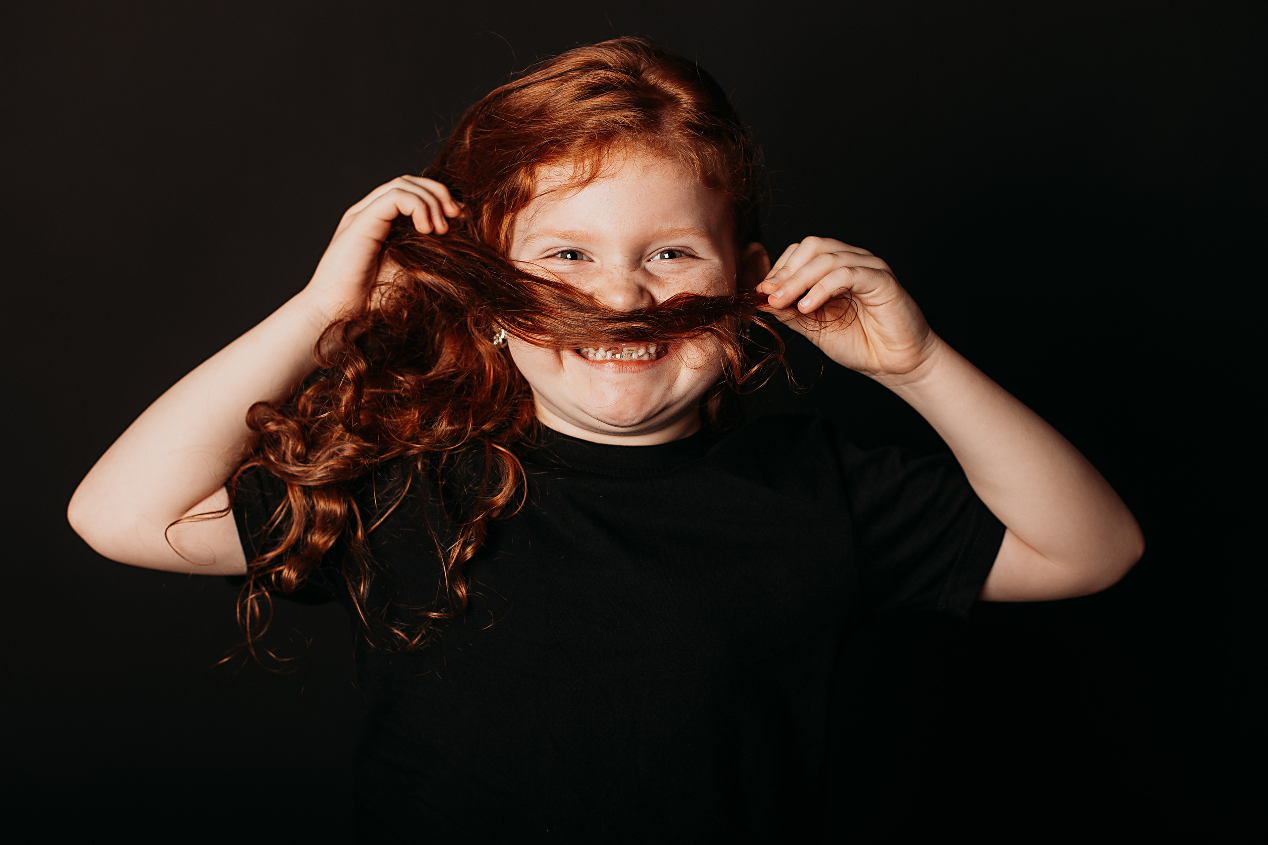 Черный фон фотопроект. Семейный фотограф Тюмень, фотограф на роды Салмина Мария