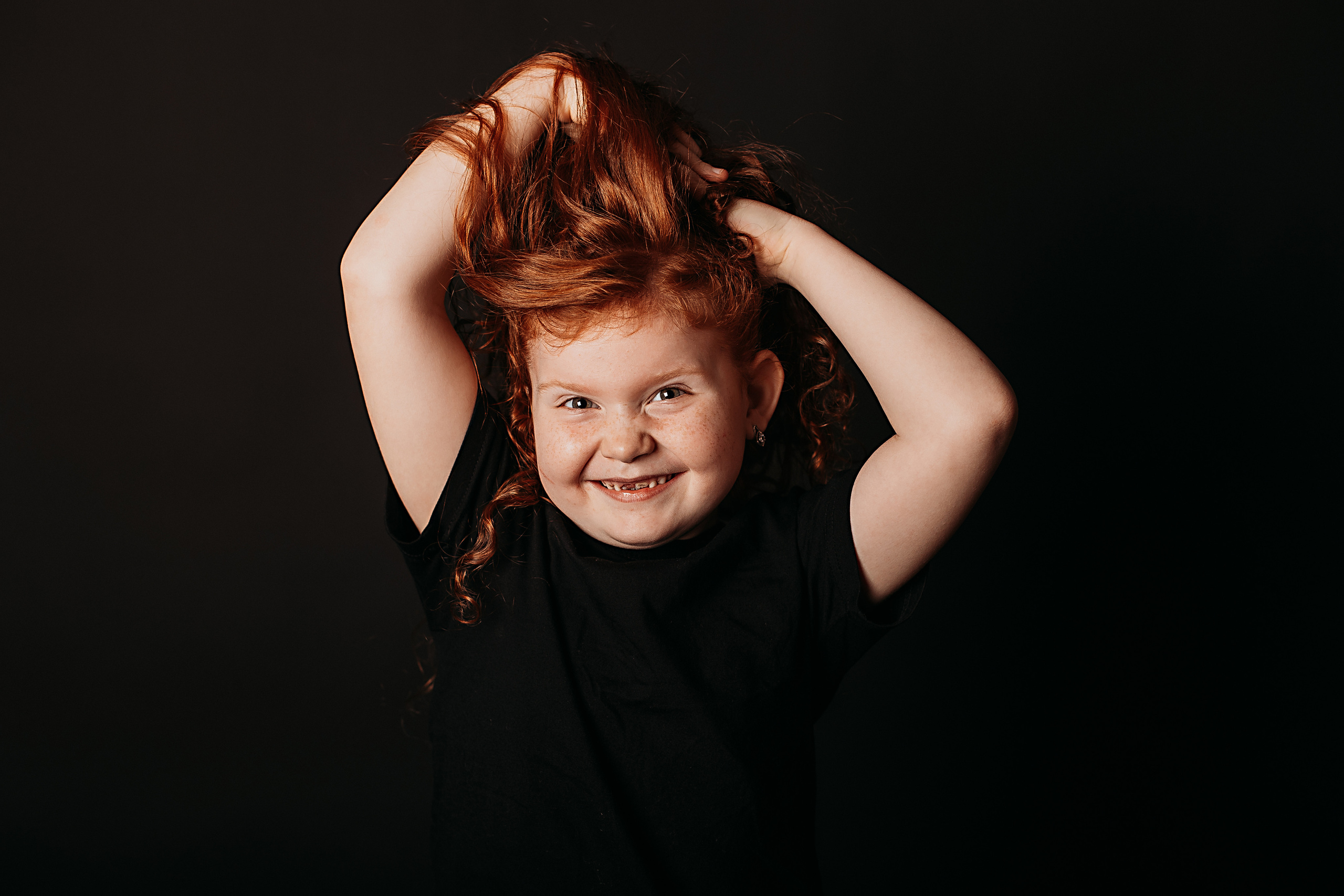 Черный фон фотопроект. Семейный фотограф Тюмень, фотограф на роды Салмина Мария