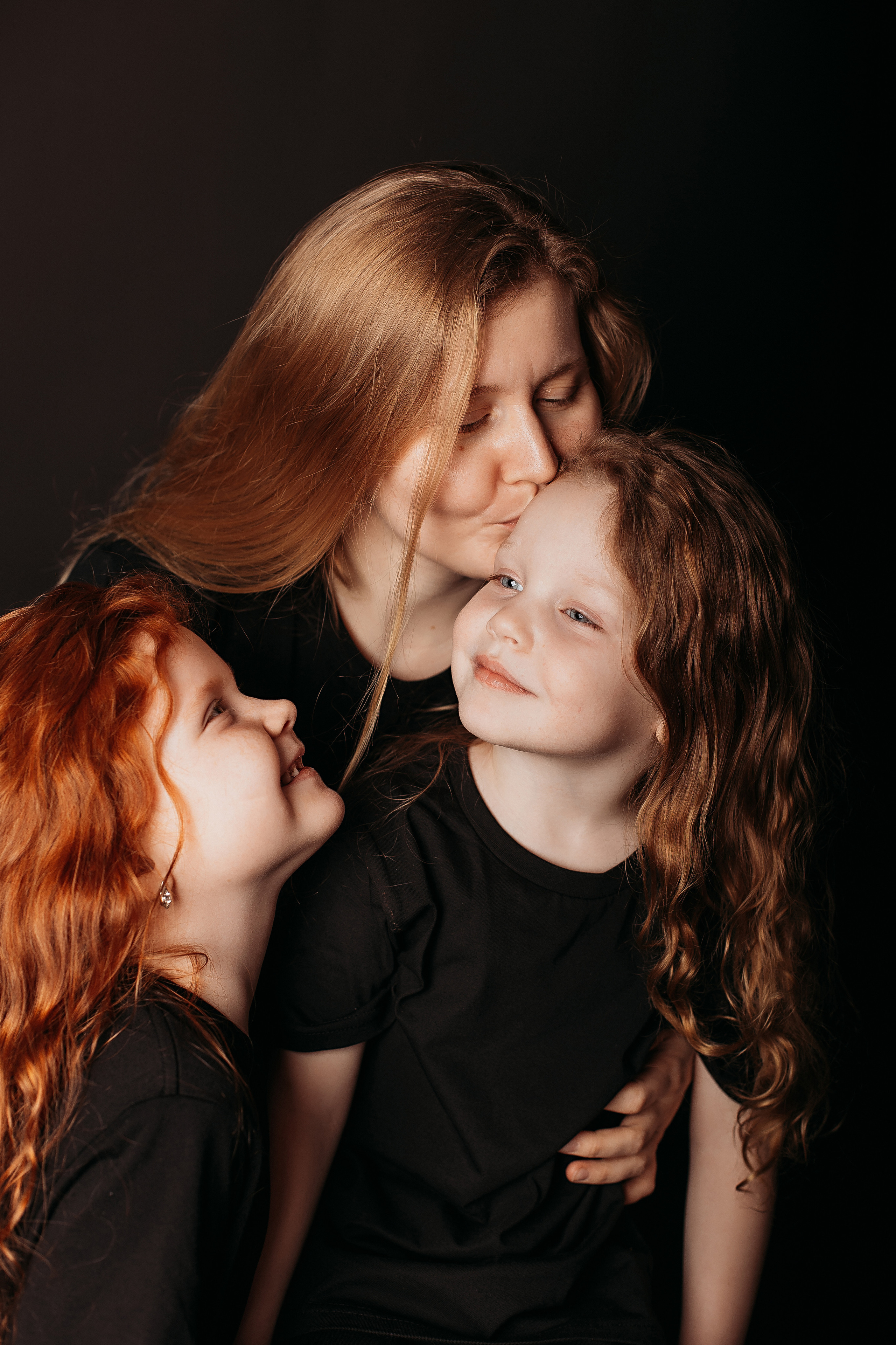 Черный фон фотопроект. Семейный фотограф Тюмень, фотограф на роды Салмина Мария