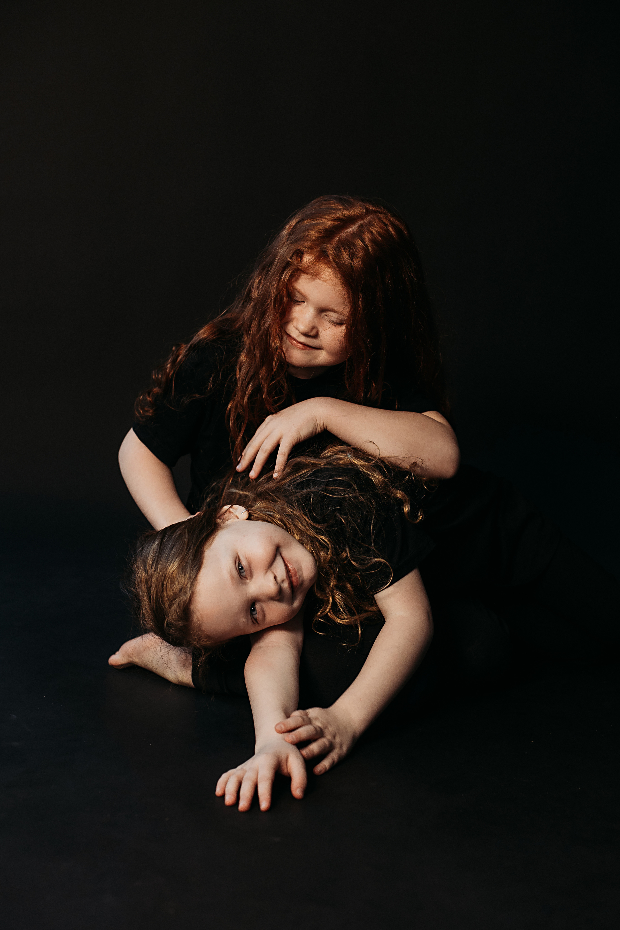 Черный фон фотопроект. Семейный фотограф Тюмень, фотограф на роды Салмина Мария