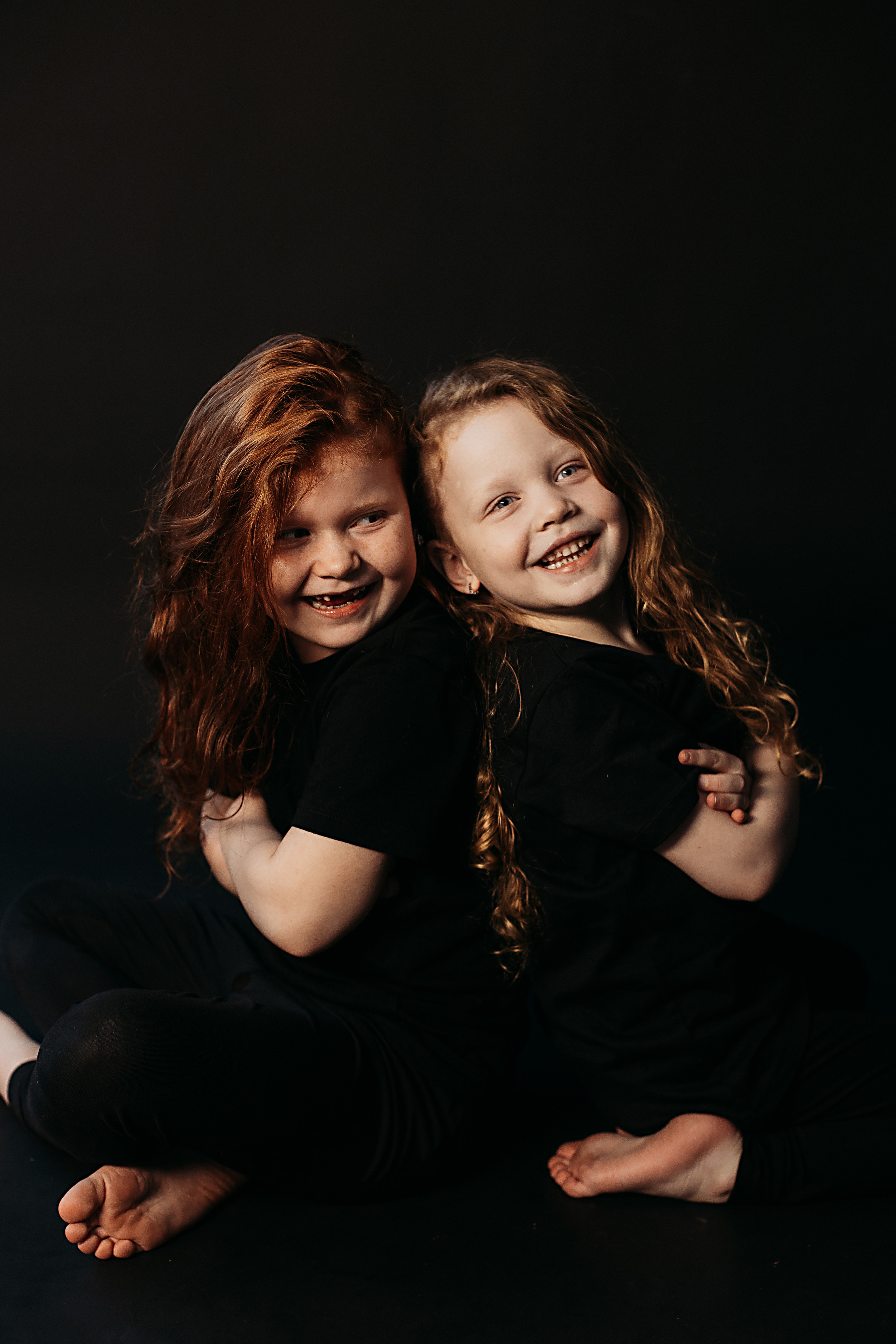 Черный фон фотопроект. Семейный фотограф Тюмень, фотограф на роды Салмина Мария