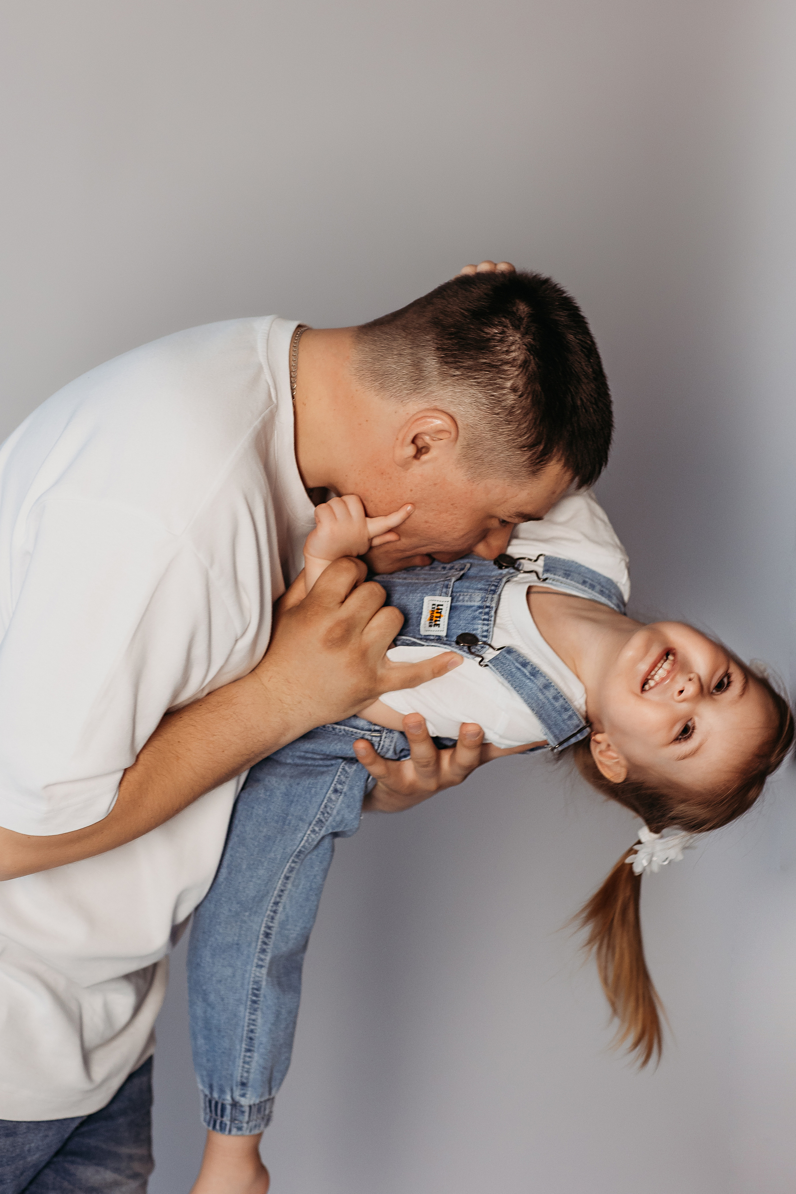 На фотофонах. Семейный фотограф Тюмень, фотограф на роды Салмина Мария