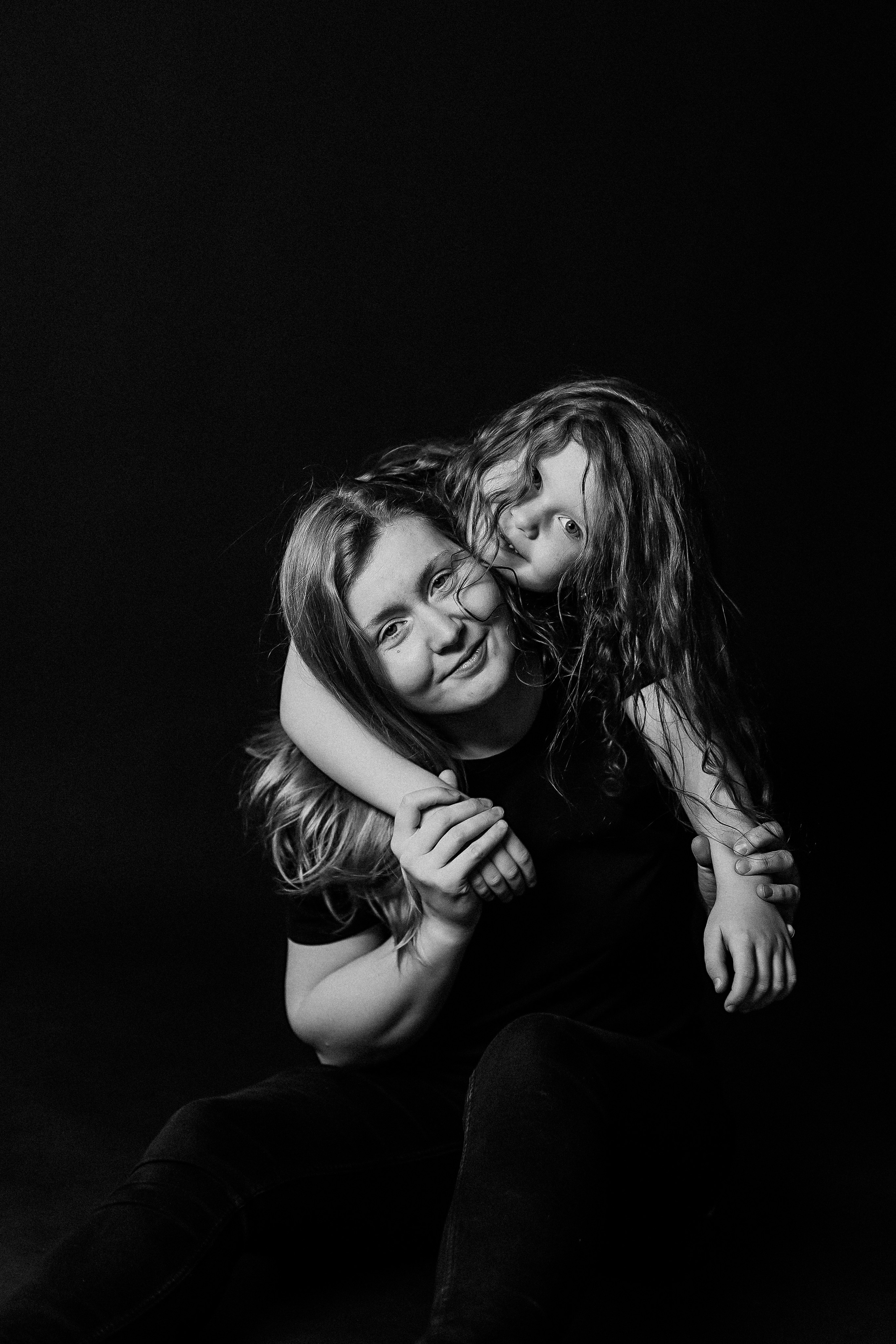 Черный фон фотопроект. Семейный фотограф Тюмень, фотограф на роды Салмина Мария