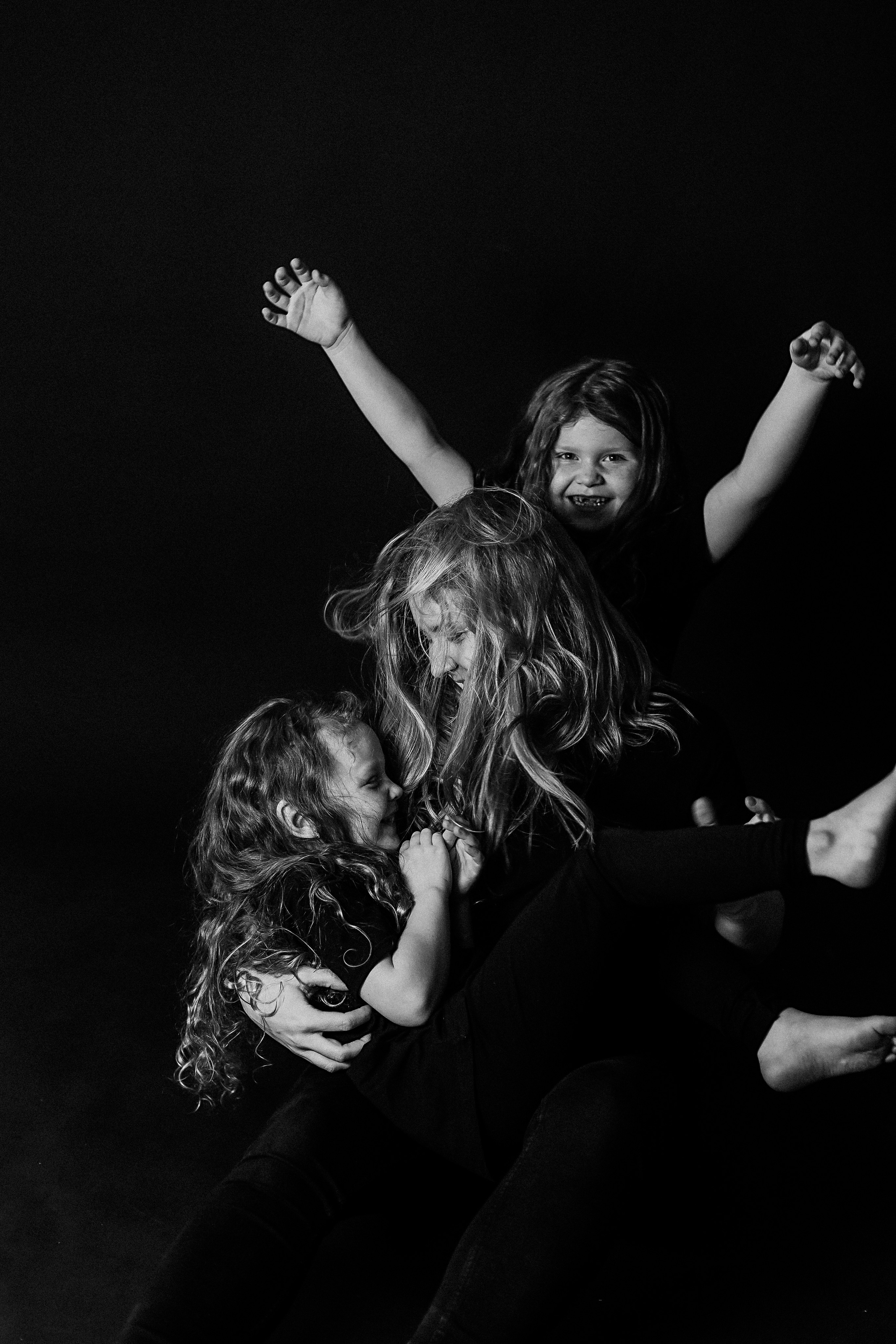 Черный фон фотопроект. Семейный фотограф Тюмень, фотограф на роды Салмина Мария