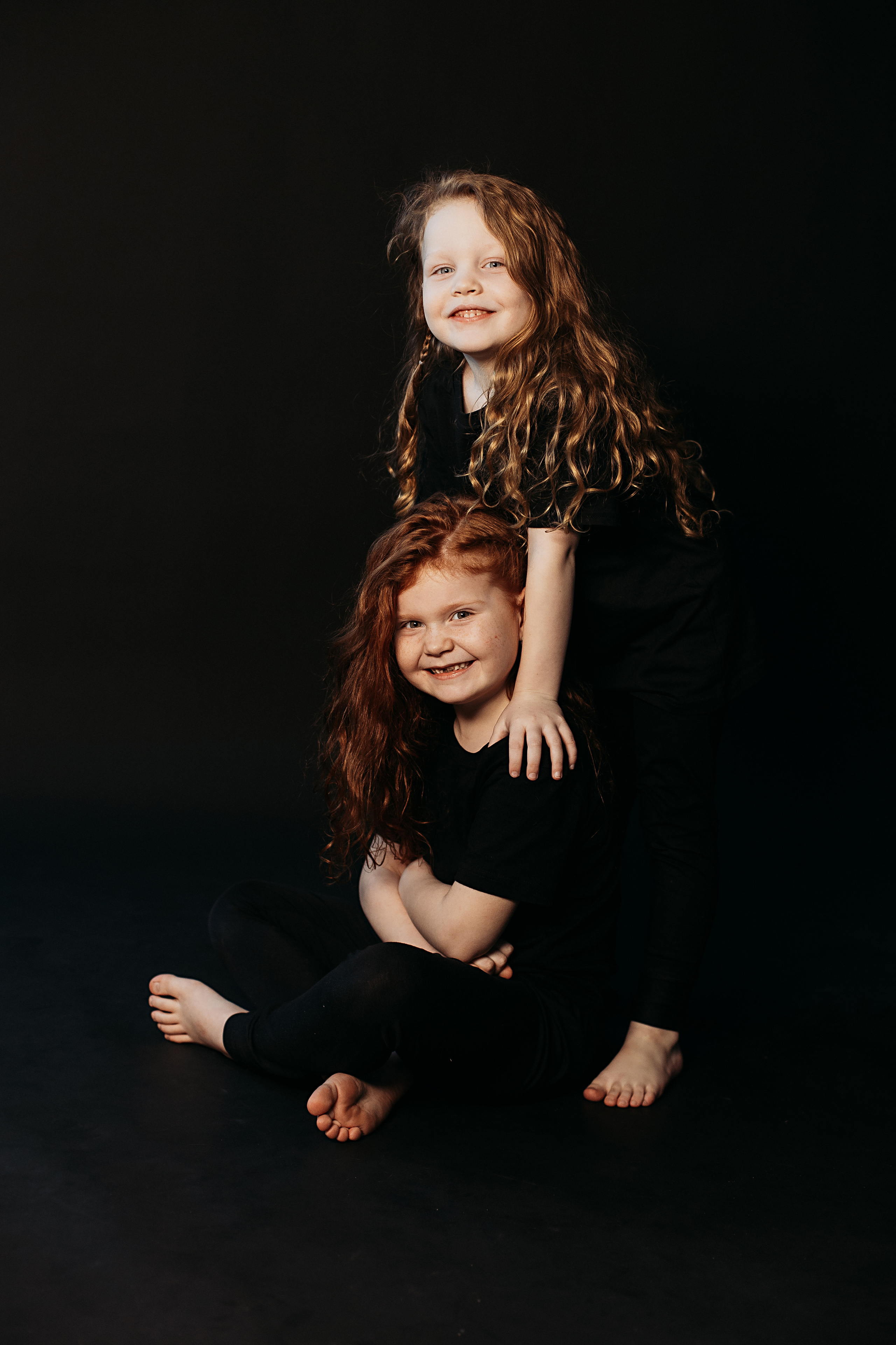 Черный фон фотопроект. Семейный фотограф Тюмень, фотограф на роды Салмина Мария