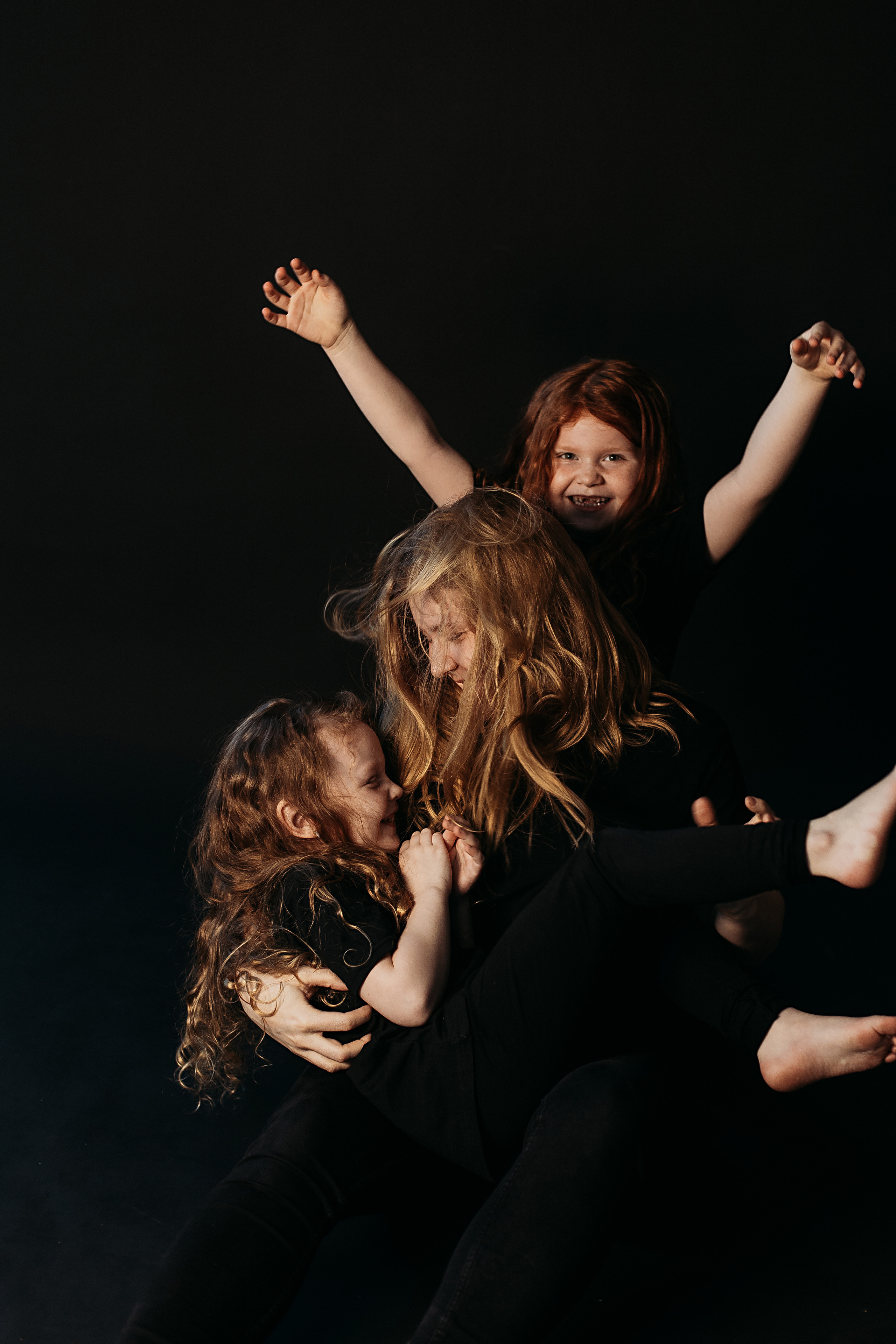 Черный фон фотопроект. Семейный фотограф Тюмень, фотограф на роды Салмина Мария