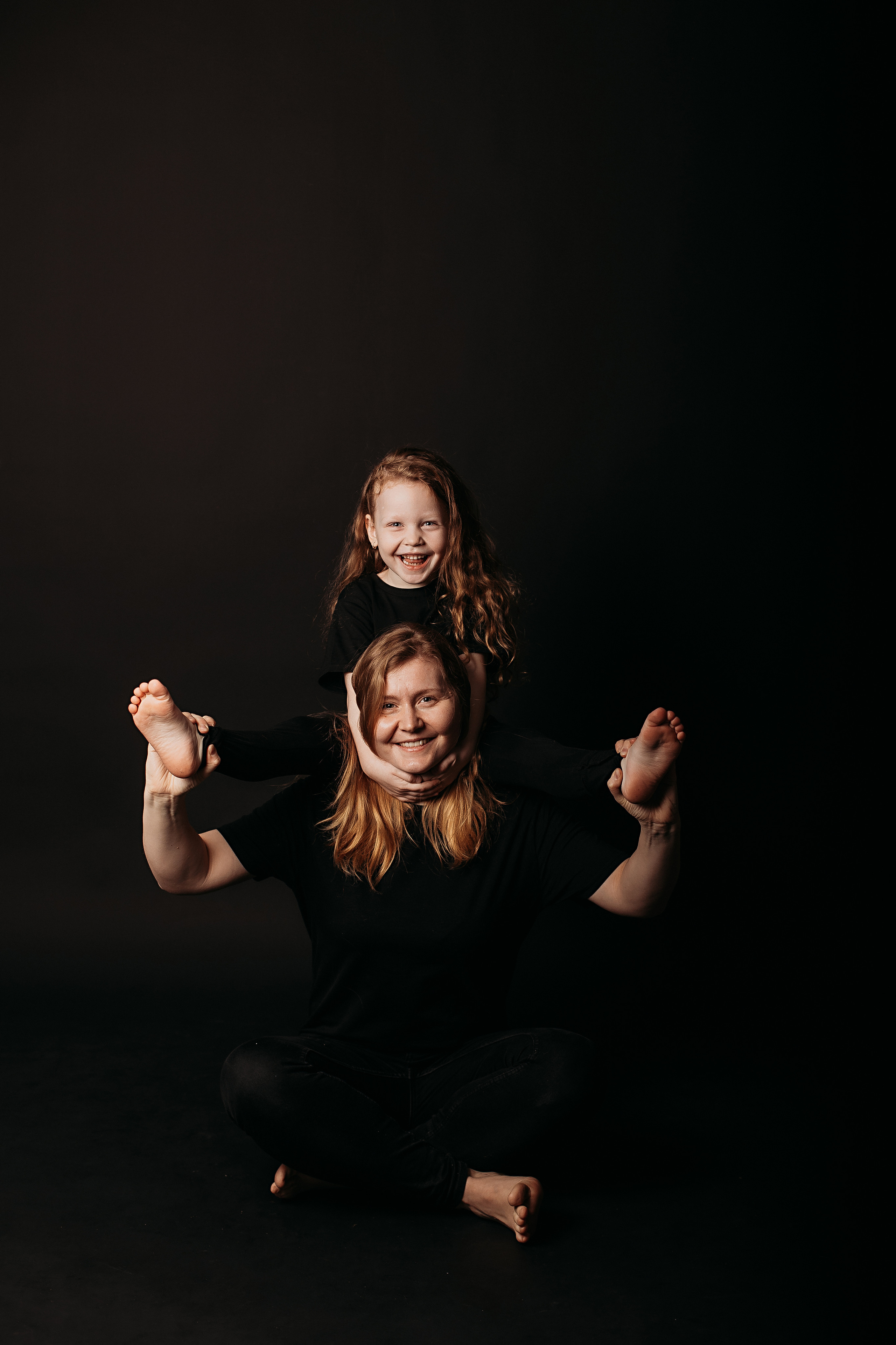 Черный фон фотопроект. Семейный фотограф Тюмень, фотограф на роды Салмина Мария