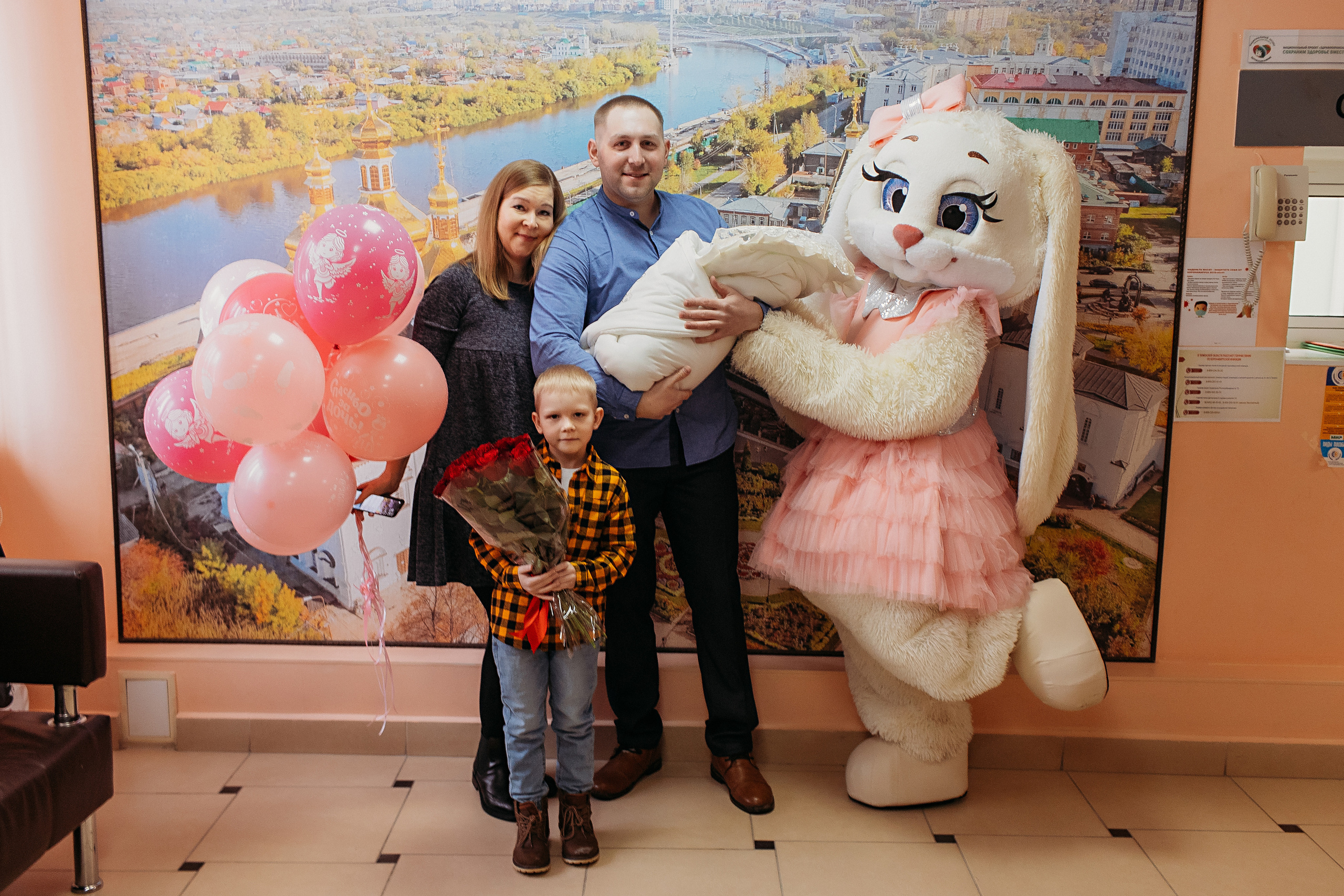 Выписка с палатой. Семейный фотограф Тюмень, фотограф на роды Салмина Мария