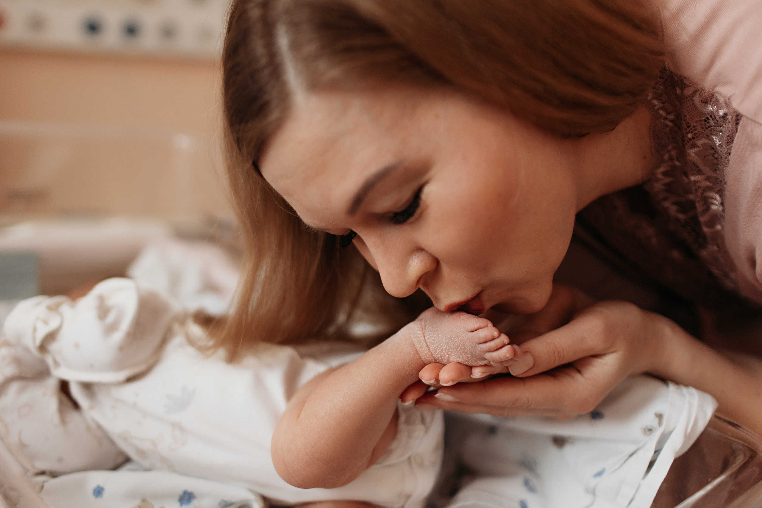 Выписка с палатой. Семейный фотограф Тюмень, фотограф на роды Салмина Мария