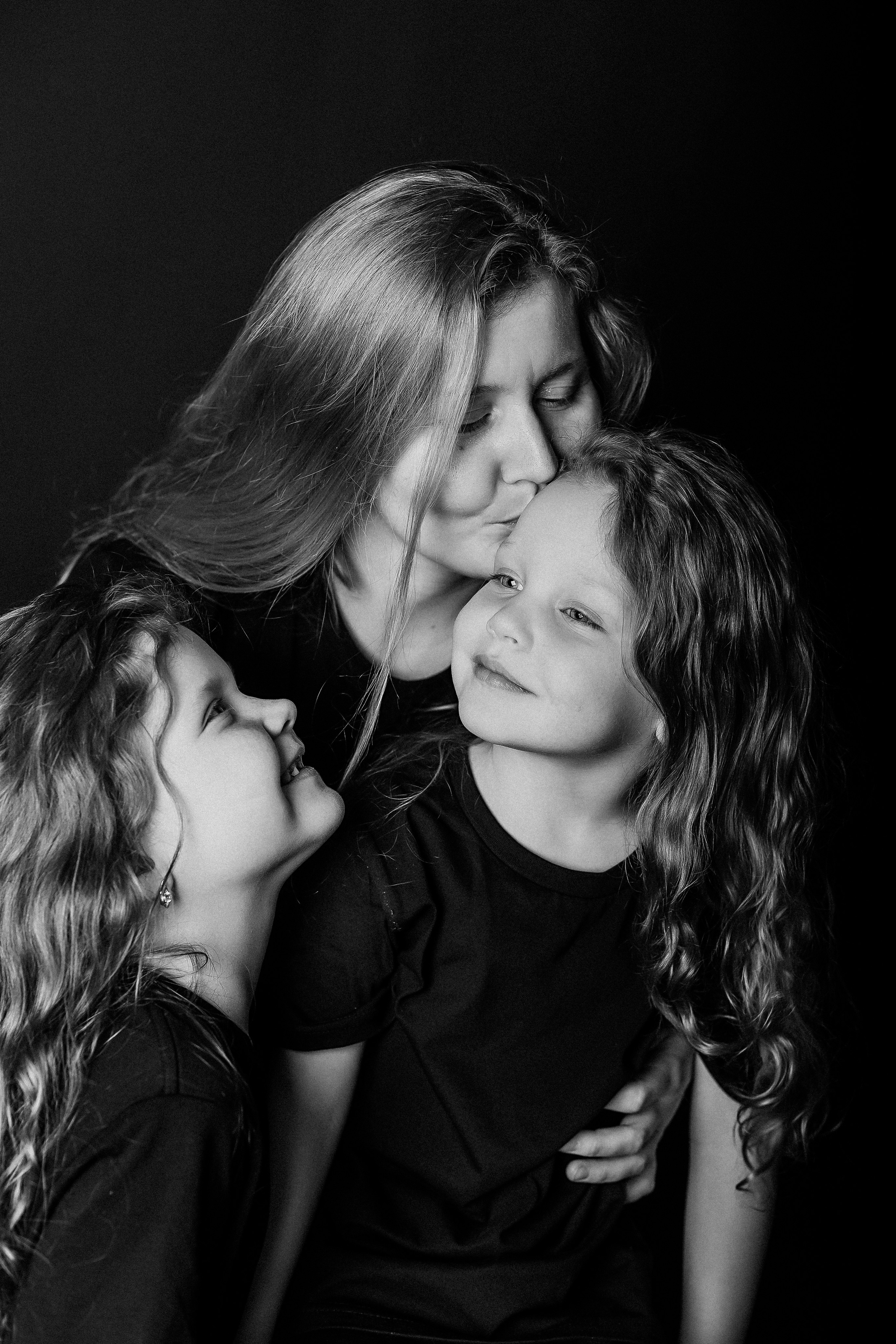 Черный фон фотопроект. Семейный фотограф Тюмень, фотограф на роды Салмина Мария